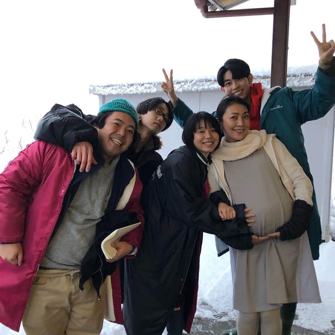 田中美里のインスタグラム：「今日は季節はずれの雪ですね。  昨年、1年を通して撮影したもみの家のオフショットです。 前日は全く降ってなくて 撮影できるのか心配でしたが、 当日、奇跡的に雪がたくさん降って銀世界が広がりました。  もみの家で暮らしている1人1人が愛おしいのです。 役者としてもみんな大好き。 永遠に残って欲しい作品です。  今、皆さんがそれぞれの立場でもどかしくて大変な毎日を送られていることと思います。  そんな中、急な気温差で皆さんが体調を崩しませんように、、、願っています。  #もみの家  #坂本欣弘監督最新作  #島丈明  #上原一翔  #二見悠 #金澤美穂  #この写真にはいないけど #中田青渚  #ご自愛くださいね」