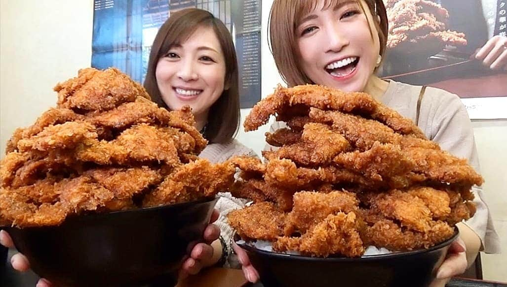 石関友梨さんのインスタグラム写真 - (石関友梨Instagram)「YouTube★総重量8kg超え！最強ソースカツ丼に大食い美女と挑む！  プロフィールにYouTubeのURL貼ってあるのでそこから飛んで観てね🎀  #ニコニコ亭 #群馬グルメ #渋川グルメ #ソースカツ丼 #人気行列店 #ゆりもり常連店 #三宅智子 #大食い #大食いレジェンド #三宅ママ #女子トーク #コラボ」3月29日 12時38分 - yurimorico