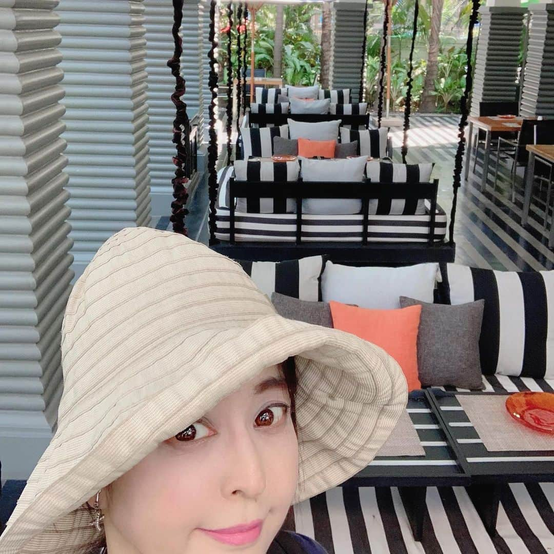 大桃美代子さんのインスタグラム写真 - (大桃美代子Instagram)「Shintamani Hotel in Siem Reap.  very cute🇬🇧 、  暹粒的Shintamani酒店。  很可爱🇨🇳 、  씨엠립의 신 가끔 호텔.  너무 귀여워🇰🇷 、  シェムリアップのシンタマニホテル 。🇯🇵 可愛かった🥰  シェムリアップにはステキなホテルがたくさんありました。 ブランコシートがたまらなくかわいい😍  また行きたいから、今は健康でいないとね。。。 3/29日のブログで、カンボジアの旅についてかいています。  プロフィールから飛んでくださいね。  #カンボジア##FAMTrip#シェムリアップ#siemreap#シェムリアップ日本語ガイド #funtotrip#旅の思い出#またいつか#5星ホテル #5星#5star #Cambodia #KingdomofWonderFeeltheWarmth」3月29日 12時47分 - miyoko_omomo