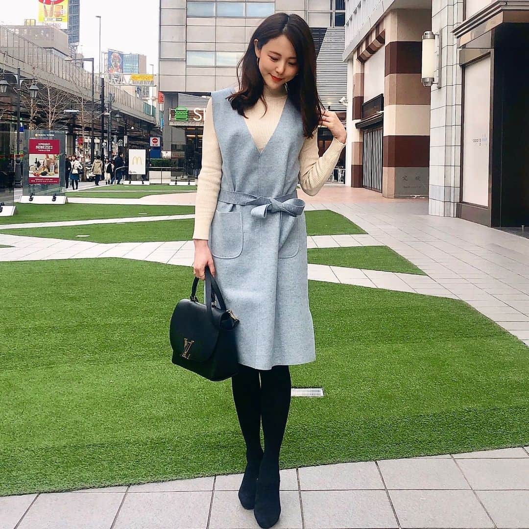 のインスタグラム：「どこで洋服買ってますか🙋‍♀️？ スワイプしてね▶︎▶︎▶︎ ・ ・ #りーまる #サロモ #サロンモデル #インフルエンサー #フリーモデル#撮影データ #撮影モデル募集 #広告モデル ・ ・ ・ ・ ・ の質問最近よくいただくのですが わたしほぼオンラインショップのもの着てます😊✨ ・ ・ 特に韓国のお洋服って、 タイトなとこはタイト！ ゆるっとはゆるっと！ ってメリハリあるシルエットが多いのが好きで ついつい選んでしまう🙊💓💓 ・ ・ これは @ladypara_offcial の何だけど、 アラサーも着こなしやすいものも多いので それも含めておすすめです🙆‍♀️💐 ・ ・ 他のもハイライトにまとめてるので、 参考になりますように✨ ・ ・ ・ #りーまるコーデ ・ 〈 撮影依頼募集中〉 4月の撮影依頼お受けしてます♪ DMくださると嬉しいです💐 よろしくお願い致します☺︎ ・ ・ ・ ・ #ヘアアレンジ #ポートレート#ポートレートモデル #被写体#カメラマンさんと繋がりたい #ポートレートしま専科 #女子力アップ#プチプラコーデ #韓国ファッション #美容好きな人と繋がりたい #ふんわり写真部 #セミロング#韓国メイク#小顔になりたい#ダイエット部 #ママコーデ #六本木#春コーデ#ootd#アラサーコーデ #ルイヴィトン」