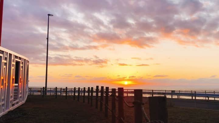 BSNジョシ部のインスタグラム：「今日の夕日。﻿ 関東では雪模様の1日だったのに﻿ 新潟は春っぽくて不思議な感じですね。﻿ ﻿ 迎えにいって﻿ 連れて来ようと思ってたけど﻿ 気づいたら春🌸﻿ ﻿ ﻿ #新潟ジョシ部　#ジョシ部　#新潟　#BSN #　#BSNジョシ部　#春　#夕日　#夕陽　#日本海　#sunset #earlyspring」