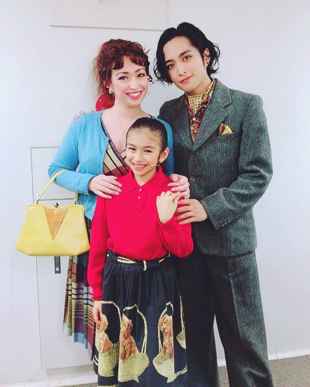 ダンドイ舞莉花のインスタグラム：「赤組の時の我が娘❤️ なおみはいつもしっかりしてて、ママとパパを引っ張ってくれる。  矢田ちゃんパパに教えた英語で1番使ったのは、、、 ↓  glitter!!! ✨🤩 キラキラ輝く娘に早く会いたいね  #ホイッスルダウンザウィンド  #家族写真 #FamilyPortrait #奈緒美クレール #naomiclaire #whistledownthewind #wdtw #musical #theatre #tokyo #japan  #矢田悠祐」