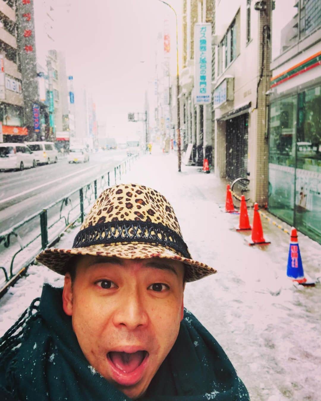 美川憲二さんのインスタグラム写真 - (美川憲二Instagram)「札幌じゃないのよ！札幌じゃないのよ‼︎ここは今日の東京です‼️🤪😳😵⛄️⛄️⛄️⛄️❄️❄️❄️❄️💦💦 季節はずれの雪〜 結構積もってます〜😵⛄️⛄️⛄️ でも　近所のコンビニに行っただけなので🚶‍♀️💦💦　ご安心くだされ〜😝😃✌️ この程度の雪じゃ　スニーカー👟で じゅうぶんな　ヒデコなの‼️ だって　札幌に毎月行ってましたから〜😃😀💪⛄️⛄️⛄️❄️❄️ 東京のみんなー 歩くときは　かかとから🦶よ〜 なら　滑らないので‼️😃👍👍 てっか　都内自粛要請中だから 今日は　歩かないかぁ‼️😜😛💦💦 #今の東京の風景  #季節はずれの雪  #けっこう積もってる  #美川憲一 #美川憲二 #ヒデコフランセスカ #オネェ系 #ものまね」3月29日 12時57分 - mikawakenji