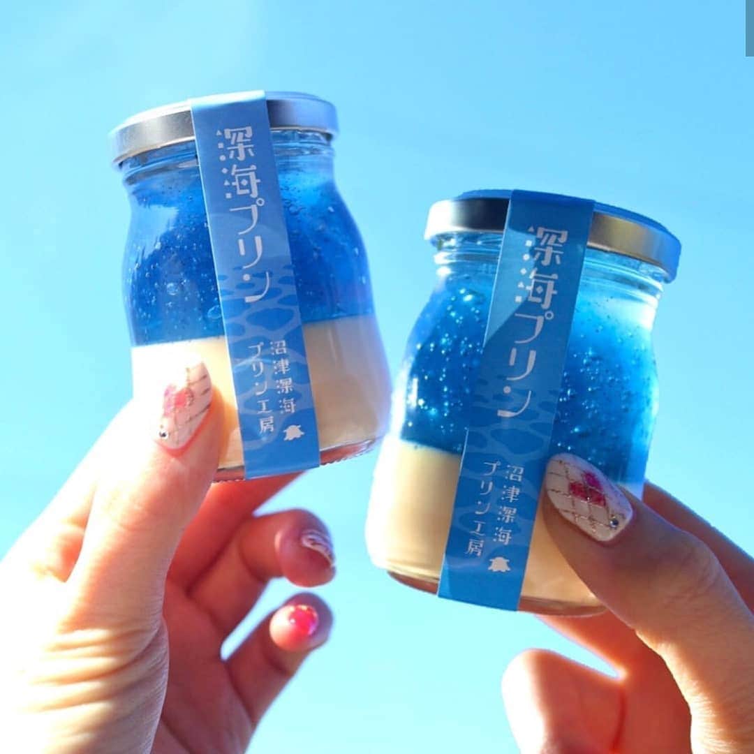 4meee!さんのインスタグラム写真 - (4meee!Instagram)「静岡・沼津の #沼津深海プリン工房 で買えるのは美しすぎるプリン！ @shinkaipudding . . 日本で一番深い湾「駿河湾」を表現した 青いグラデーションがとっても美しいプリン . . とろとろ滑らかプリンの上にのっている不思議な青い部分はなんと鮮やかなラムネのジュレ🌀 . 濃厚なプリンと爽やかジュレで新感覚のプリンです🍮 . #4meee_cafe ■沼津深海プリン工房 静岡県沼津 ☑︎深海プリン🐠 . ❣️ ﻿Photo by　@maki_1129__ . 流行りのアイテムやスポットには　@4meee_com をタグ付けして投稿してください🎀 . #4MEEE#フォーミー#アラサー女子#女子力向上委員会﻿ #深海プリン #深海プリン工房#静岡土産 #プリン部 #沼津 #沼津港 #沼津カフェ #沼津旅行#沼津グルメ #静岡カフェ#伊豆カフェ#静岡観光 #静岡グルメ #静岡旅行 #カフェ巡り #カフェスタグラム #カフェ好きな人と繋がりたい #カフェスタグラム #カフェ好き #カフェ巡り好きな人と繋がりたい #カフェ部 #カフェ活 #スイーツ巡り #スイーツ好きな人と繋がりたい#プリン」3月29日 13時00分 - 4meee_com