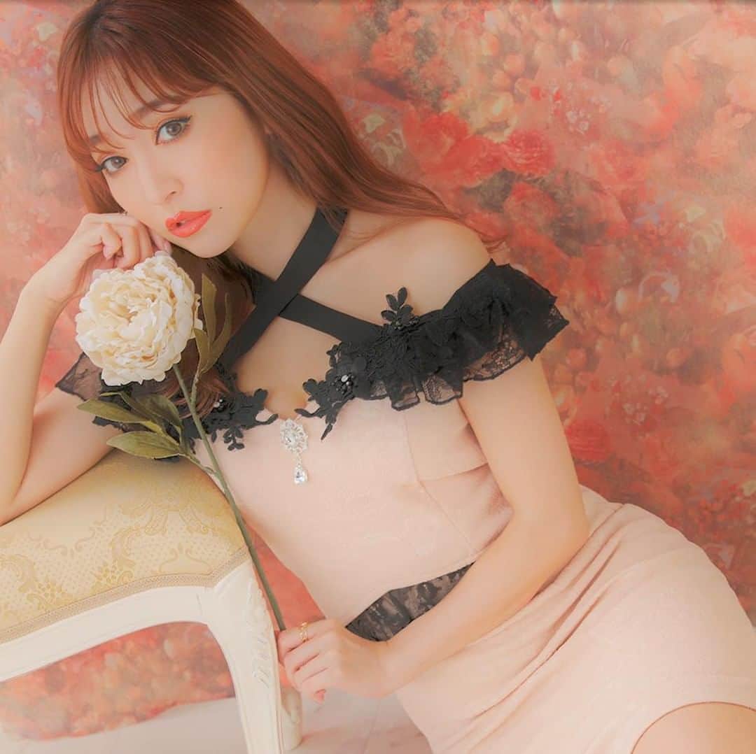 のインスタグラム：「3/29 (sun)⠀⠀⠀⠀ #PICKUP ⇒ as86076 ¥4,480+tax⠀⠀⠀⠀⠀⠀ .⠀⠀⠀ セクシーな肌魅せオフショルにクロスデザインが注目を集めるタイトドレス💎✨⠀ デコルテ周りは刺繍と花モチーフで豪華に飾り付け❁⠀ 2ピース風のレース切り替えでハイウエスト効果もバッチリ◎⠀ .⠀⠀⠀ model→ @kanaxxy_0421⠀⠀⠀⠀⠀ #杉山佳那恵 ⠀⠀⠀ .⠀⠀⠀⠀⠀⠀ #dazzy #dress #dazzystore #通販 #ドレス #ファッション #可愛い #CUTE #セクシー #SEXY #キャバ #キャバドレス #キャバ嬢 #ミニドレス #タイトドレス #ナイトドレス #ニュークラ #ガールズバー #ネットショッピング #ootd #いいね #フォローミー #thanks  #ドレス買うならdazzy #beautiful #shooting #下着も充実してるdazzystore」