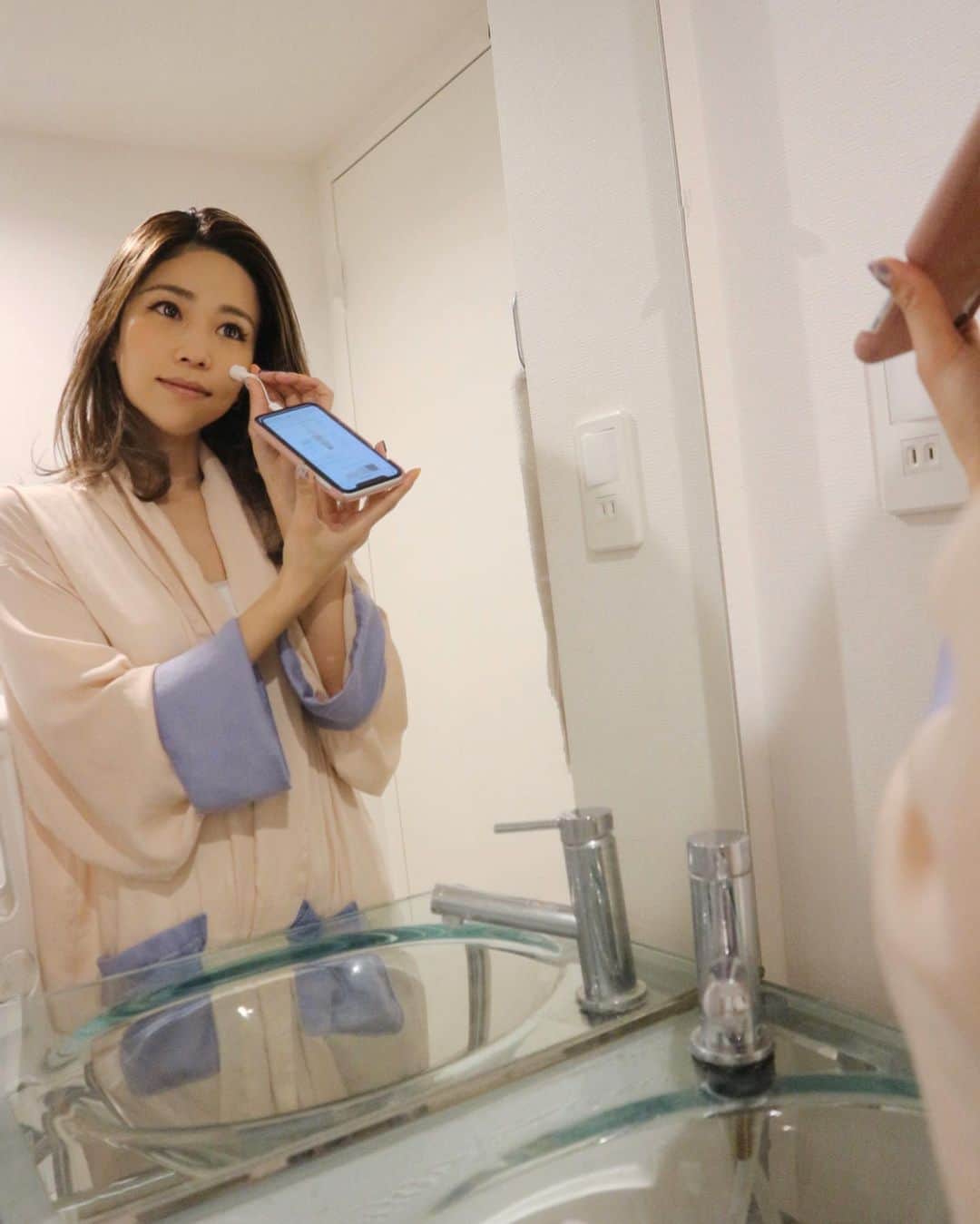 ANNA さんのインスタグラム写真 - (ANNA Instagram)「カネボウ "smile connect" のアンバサダーに就任しました😌🌸・ ・ "smile connect"とは1日の中でも刻々と変化する肌のうるおい度を数値化できるアイテムです🌸・ ・ 肌水分センサーをスマートフォンに接続するだけで、肌の水分値を手軽に測れて、更に専用のアプリ「スマイルコネクト」に記録し、グラフで見ることも出来ます✨🤭✨・ ・ スキンケア後の理想値である【72】に向けて丁寧にスキンケアを頑張れますよ😌✨・ ・ 私は大雑把な性格だからスキンケアはいつもパパッと終わらせがち💦・ スマイルコネクトで数値を測ると、72には程遠く...反省して丁寧にスキンケアをしなおすと、うるおい度がぐっと上がるの👏😳💕・ ・ 実際に数値で見れるとやる気につながるし、アプリでは色んな美容情報も見れて美意識上がりますっ✨・ ・ ・  毎日のスキンケアに是非「スマイルコネクト」を取り入れてみてくださいね💕・ ・ ・  #肌水分センサー #レコーディング美容 #スマイルコネクト  #smileconnect #スマイルコネクトFiNCアンバサダー #スマコネ #FiNC #FiNCアンバサダー #美容 #アンチエイジング #カネボウ化粧品 #beauty #skincare #スキンケア #肌水分量 #美容情報 #makeup #おうち時間」3月29日 13時16分 - anna_flare
