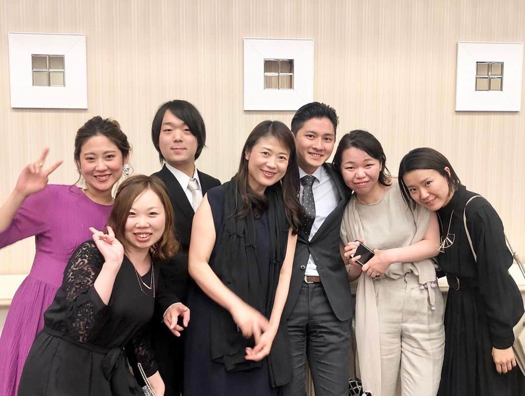いわさきふきこ さんのインスタグラム写真 - (いわさきふきこ Instagram)「‪※昨年春の写真です。‬ ‪新型コロナの影響でお家にいる機会が増えた今、過去の写真をガサゴソ、ガサゴソ整理中！‬ ‪昨年春の結婚式で撮った友だち・恩師との写真を見て、なんだかほろり。‬ ‪大阪、兵庫、東京の仲間と、またこうして笑顔で集まれる日が来ることを心から祈っています😌✨‬」3月29日 13時23分 - fukikoiwasaki