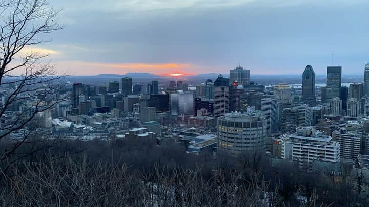 ガブリエラ・パパダキスのインスタグラム：「L’aube. Montréal, 6:45 am.」