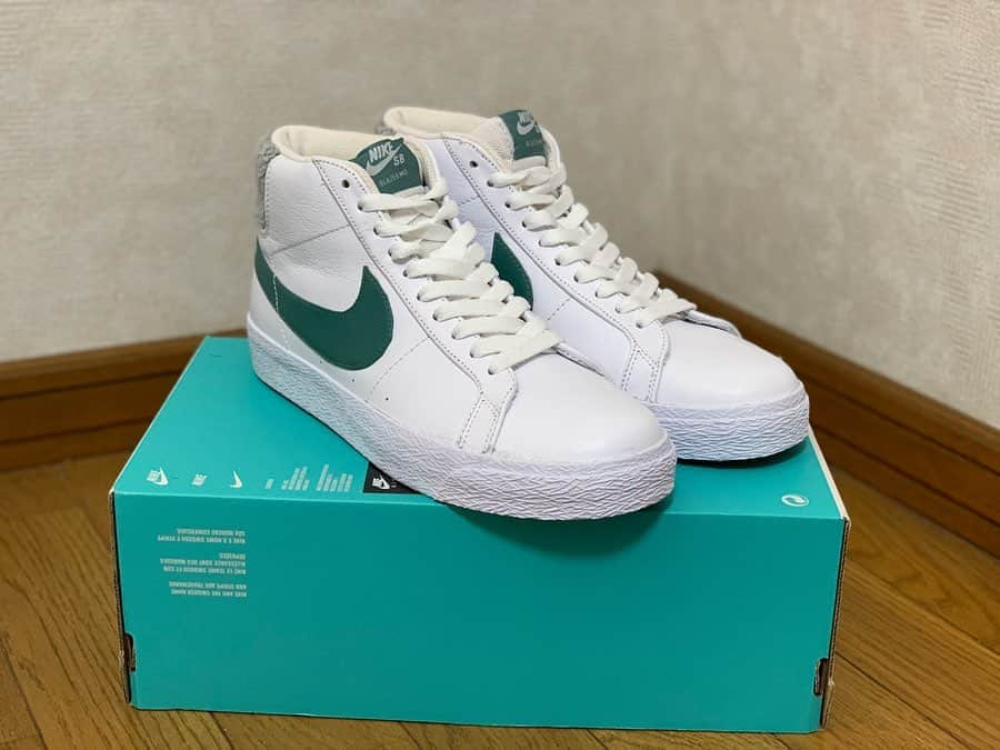 倉島大地のインスタグラム：「「NIKE  SB ZOOM BLAZER MID PRM」🛹👟 ・ ・ 半年くらい前に買ったのにまだ履けてない&載せてもなかったやつ😶😐😑 春がきたらおろそう🥱🌸 ・ ・ ・ 「おれすき家か吉野家だったら吉野家派なんだよね！という浅すぎる自己紹介から入る合コン初心者の彼」のような一足。 ・ ・ #空想キックス」