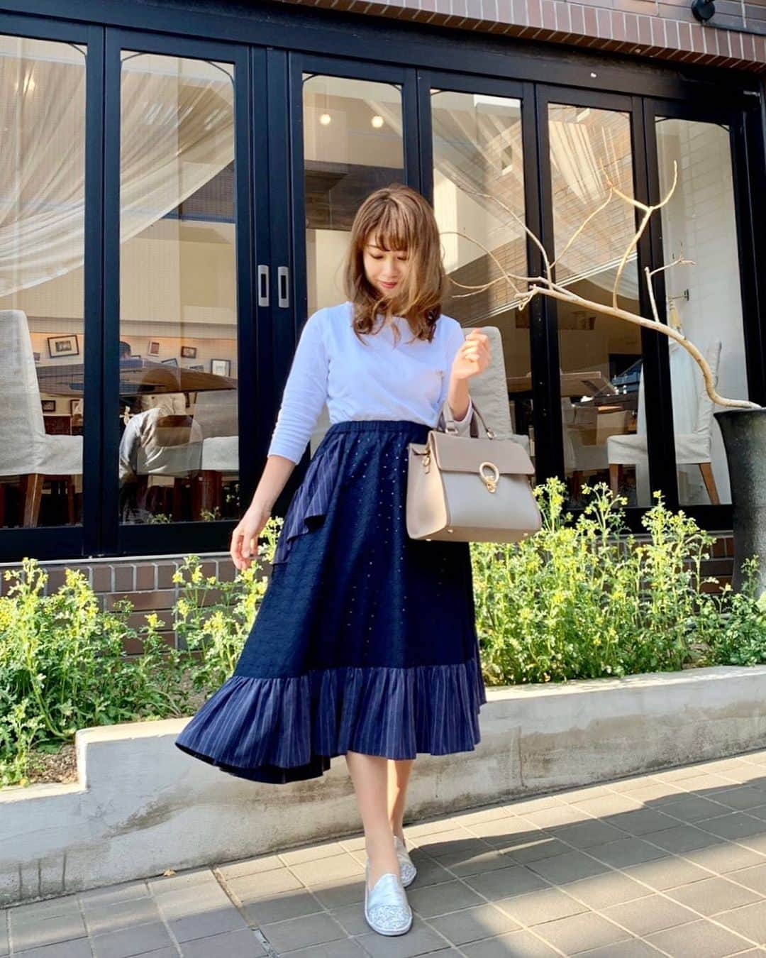 こままりえさんのインスタグラム写真 - (こままりえInstagram)「✴︎ coordinate🍽 . tops…#doclasse  skirt…#ruvie bag…#happycandle shoes…#deochoadeocho . 昨日投稿したときのコーデ🌸 @ruvieofficial のスカートがふわっと😊 . @doclasse_style のボートネック7分袖/58cm丈は ドゥクラッセの中でも評判の高いアイテム✨ とにかく着回ししやすいから これからも色々なコーデで登場すると思います😏✨ . #fashion #coordinate #ootd #outfit #code #mamacode #152cm #PR #doclasse #ドゥクラッセtシャツ #ボートネック #ドゥクラッセ #ダブルフロント #大人のtシャツ #白tシャツ #まりえコーデ #コーディネート #コーデ #ママコーデ #ママファッション #大人可愛い #大人シンプル #きれいめコーデ #ルビー #デオーチョアデオーチョ #ハッピーキャンドル」3月29日 13時42分 - komamarie