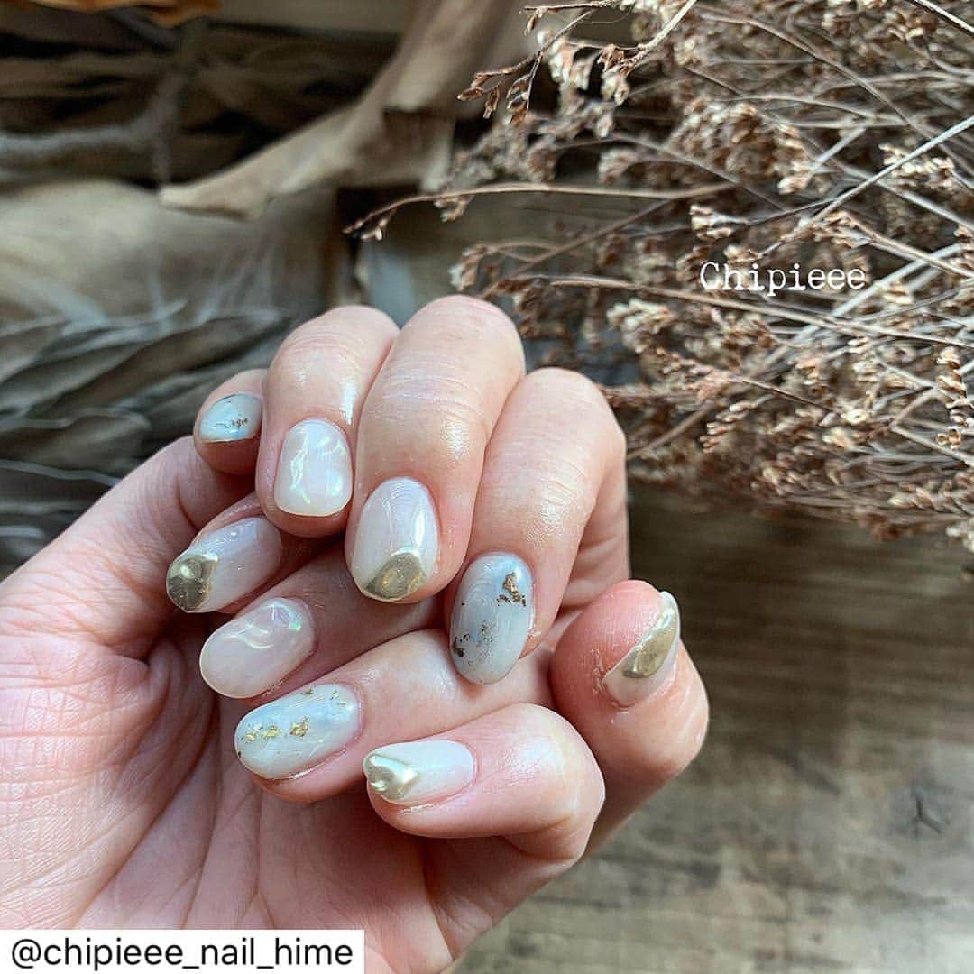 近野莉菜のインスタグラム：「少し前にネイルをしたよ🐚 いつもお任せしてるのだけど、毎回可愛くてお気に入りになる☺️ いつもありがとうございます💞 @chipieee_tokyo  @chipieee_nail_hime . . . 近野莉菜様 @chikano.rina  ご来店です✩ . clearwhite×mirror🧊🤍 . ご来店ありがとうございます‪‪❤︎‬ . . . ［3月coupon💫］ . 🌞new【電話予約のみ】同時施術☆ マツエクシングル120本＋選べるシンプルネイル⇨￥13,000(税込) . 🌞new【電話予約のみ】同時施術☆ マツエクシングル130本or3Dラッシュ100束＋選べるフットネイル(親指セレクトコースより)⇨￥14,600(税込) . 《ご新規様もリピーター様も使えるクーポン》 おまかせコース60min ⇨￥8,800(税込） .  やり放題コース90min 通常価格¥16,775⇨¥12,500（税込） 更に学生割引で⇨¥9,900（税込） . . 《ご新規様★》 . 定額デザイン40min（3種類から選べる） 通常価格¥9,075⇨¥5,800（税込） . 定額デザイン60min 通常価格¥10,175⇨¥7,200（税込） . 定額デザイン90min 通常価格¥12,375⇨¥8,500（税込） . 《リピーター様★》 . 定額デザイン40min 通常価格¥9,075⇨¥6,980（税込） . 定額デザイン60min 通常価格¥10,175⇨¥8,500（税込） . 定額デザイン90min 通常価格¥12,375⇨¥10,120（税込） . .  オフのみ ¥3,300 初回⇨付け替え時オフ 無料 4週間以内のご来店 ⇨付け替え時オフ無料 4週間以降のご来店⇨付け替え時オフ1本 ¥165 他店様オフ 1本 ¥275  その他メニュー、リピーター様は20%off . ご予約埋まり次第終了と なりますのでお早めのご予約が おすすめです😊💕 Chipieeeでお待ちしております❤️ . . ホットペッパーからの ご予約可能となっております😊✨ DMからのお問い合わせもOKです🙆🙆 . .  #ネイル#ジェルネイル#gelnail#newnail  #冬ネイル#ニュアンスネイル#アートネイル #chipieee#chipieeenail#nail#gelnail#nailart#nailsalon#instanail#art#footnail#instagood#fashion#trend#followme#l4l#네일」