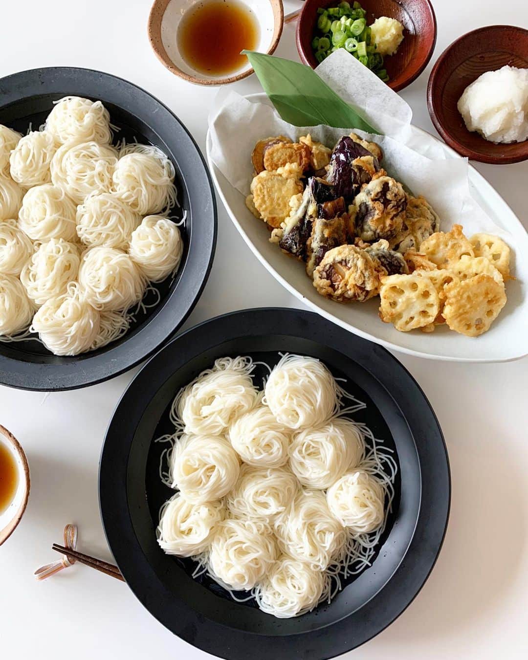 高木りなのインスタグラム：「#RinasTable ランチは麺類の確率高し。 この日のランチはお素麺と、天ぷらです。 息子が手前側のお素麺、1人で平らげました...😱 #恐るべし食欲  天ぷらは今回も少ない油で揚げ焼きです🙌🏻 점심식사로 면이 나올 확률이 매우 높음.  소면과 튀김.  앞쪽에 있는 소면 한접시는 아들이 모두 비웠네요.  #무서운식욕... 😱 . . . #리나스테이블 #소면 #튀김 #집밥 #일본가정식 #おうちごはん #そうめん #天ぷら #器 #器好き #お昼ごはん」