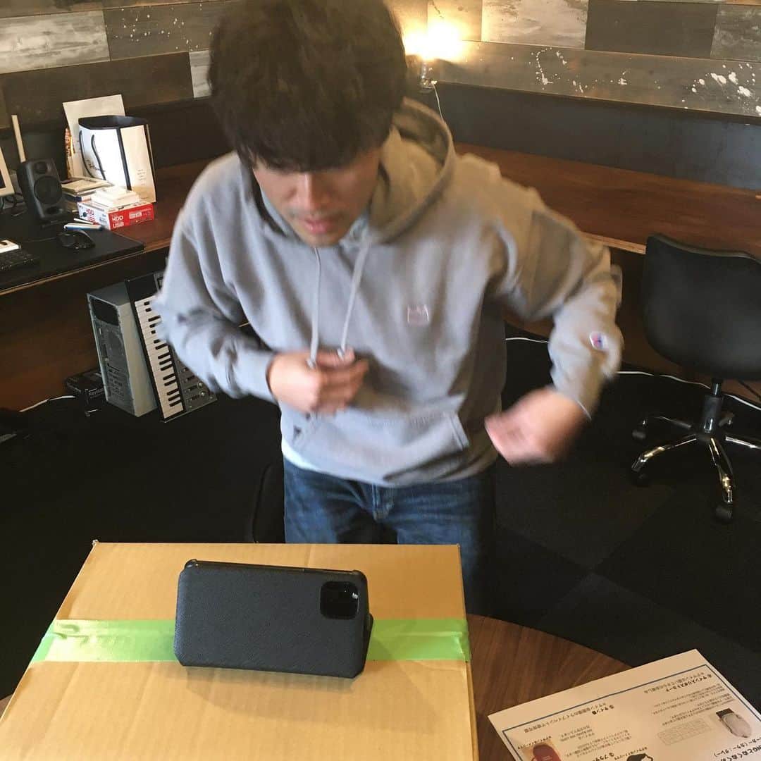 ISEKIのインスタグラム：「YouTubeの裏側② ♛パーカーセット紹介中♛  右下にカンペが⁉️」