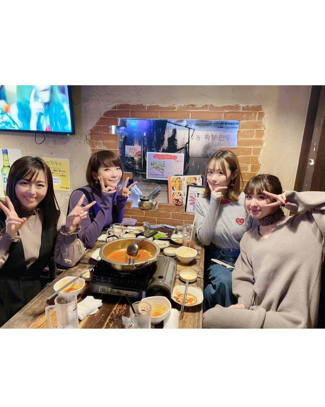 山本夢さんのインスタグラム写真 - (山本夢Instagram)「少し前のハーロック女子会。 大好きな可愛い子、 綺麗な姉様達に会えて 嬉しい。 そしてなぜかいつもこのメンバー 集まる時は韓国料理。 この海老をチーズにつけるやつ 美味しかったぁ。。 マッコリが進みました。  舞台で共演してから3年経っても こうやって集まれるって なかなか無い嬉しい。。 #キャプテンハーロック #女子会 #foodstagram  #韓国料理 #新大久保 #マッコリ #マッコリの物語  #friends #friendship」3月29日 14時06分 - yume_yamamoto_ue