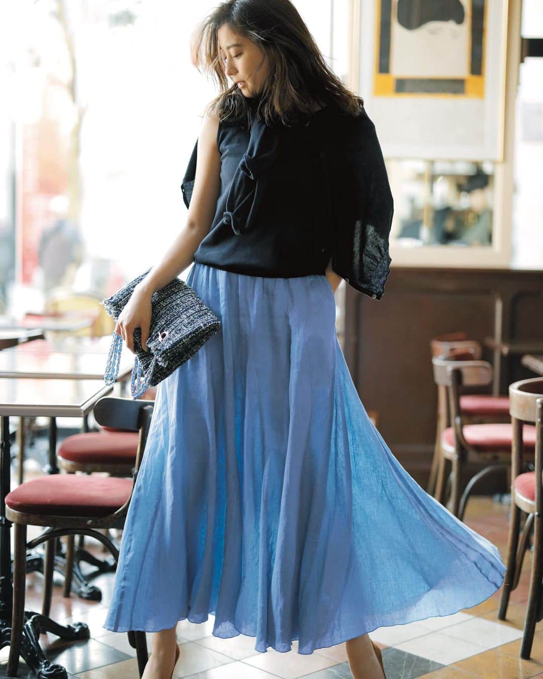 Oggi編集部さんのインスタグラム写真 - (Oggi編集部Instagram)「発売中のOggi5月号では、この春「なりたい自分」になれる服を着まわし実例とともに紹介しています。朝比奈彩さんの演じる「クールフェミニン」派に必要なアイテムのひとつが、【きれい色のフレアスカート】。 . 写真で着用しているのは「ルーニィ」のフレアスカート。 こんなライトブルーのきれい色なら、気分も上がって着こなしのアップデートにも最適👌腰周りはすっきり、裾はふんわり、たっぷりボリュームがあるけれど細見えするシルエットの秘密は、計算し尽くされたパターンのおかげ。  Oggi5月号では、他にも春トレンドや着回し実例をご紹介していますので、ぜひチェックしてみてください。 . #oggi #oggi5月号 #LOUNIE #lounie #ルーニィ #model #朝比奈彩 #フレアスカート #skirt #スカートコーデ #きれい色 #春服 #春コーデ #fashion #ファッション #magazine #雑誌」3月29日 14時17分 - oggi_mag