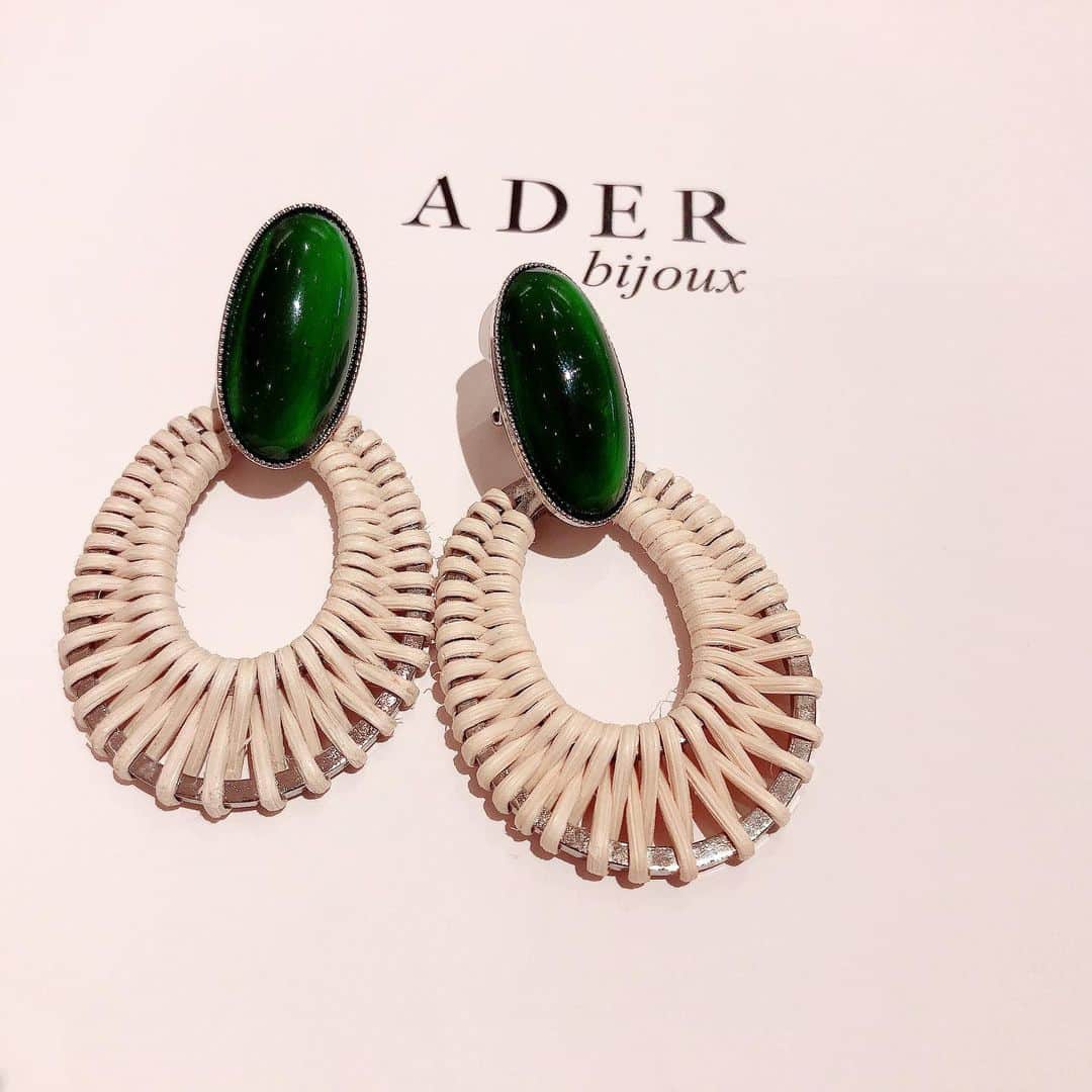 のインスタグラム：「【ADER】 深く透明感のあるグリーンストーンとラタンの組み合わせが軽やかなラタンオーバルイヤリング💎  #ader #aderbijoux #aderearring #earring #アデル #アデルビジュー #イヤリング #新潟市 #古町 #ビジュースリーク #bijouxthreec #クラッシュアンドカンパニー」