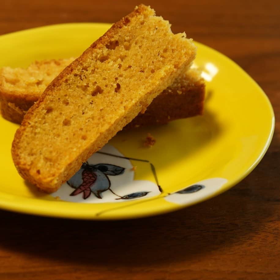 竹内由恵さんのインスタグラム写真 - (竹内由恵Instagram)「おうち時間。 arikoさんのレシピ本で見つけた、にんじんケーキをつくりました。  とても簡単。 とても美味しい。  #連続ドラマ借りた#食べながら観よう」3月29日 14時30分 - yoshie0takeuchi