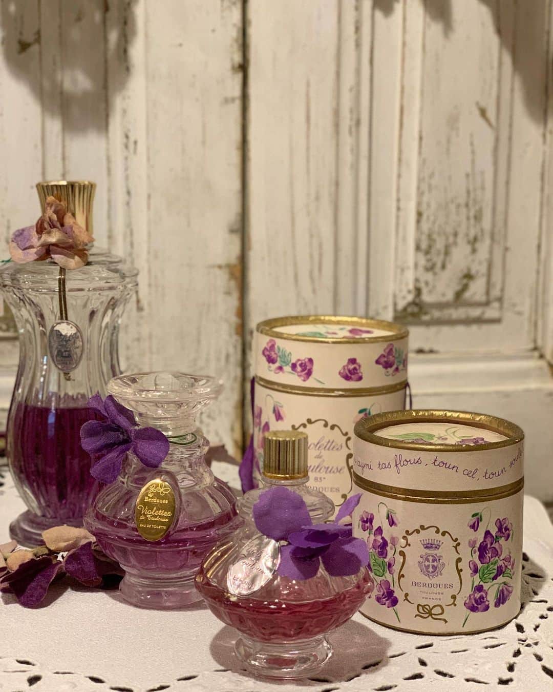 稚野鳥子さんのインスタグラム写真 - (稚野鳥子Instagram)「色々なタイプがあるのですね。 収集したくなります。all sold #すみれの香水 #berdoues #perfume #香水瓶 #ガーリー #brocant」3月29日 14時39分 - toricolore_shop