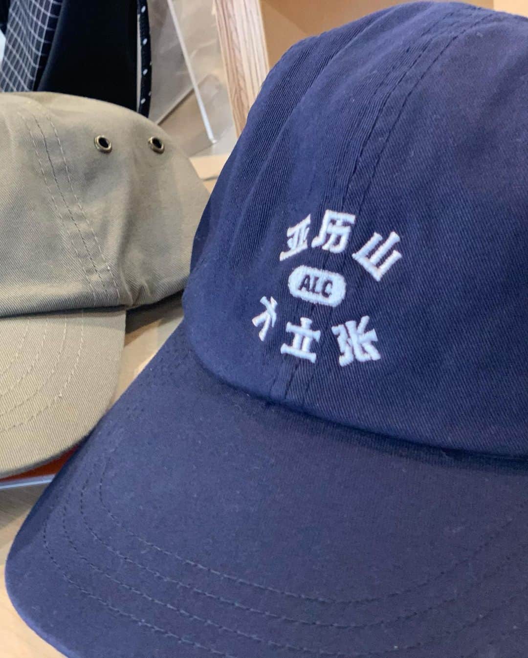 SUNDAY MOUNTAINさんのインスタグラム写真 - (SUNDAY MOUNTAINInstagram)「【AlexaderLeeChang アレキサンダーリーチャン ヨダドリコーチジャケット ！】 * インパクト大のコーチジャケット！  伝説の怪鳥“ヨダ鳥”が刺繍されたコーチジャケットです。 スナップボタンドローコードで調整可能です。 目をひくデザインが多いAlexaderLeeChang ！ 今後の展開も楽しみです^ ^ ■ブランド名：AlexaderLeeChang ■商品名：ヨダドリコーチジャケット ■商品型番：AC032002 ■カラー：グレー,ブラック ■サイズ： 2（着丈77cm 身幅61cm 裄丈91cm） 3（着丈79cm 身幅63cm 裄丈94cm） ■素材：ナイロン100％ 裏地／ポリエステル100％ * ■THE GATE by SUNDAY MOUNTAIN 営業時間 11:00〜19:00 (水曜定休) 福井県福井市定正町1216 TEL 0776-97-8848 * *  THEGATEbySUNDAYMOUNTAIN #アウトドア #キャンプ #パタゴニア #ノースフェイス #アークテリクス #ARCTERYX #northface  #福井 #アウトドアショップ #楽ちんコーデ #キャンプ着 #カジュアルコーデ #アウトドアコーデ #アウトドア女子 #andwander  #halocommodity #springfashion #バキーズショーツ #Patagonia #AlexaderLeeChang #アレキサンダーリーチャン #ヨダ」3月29日 14時34分 - sundaymountain