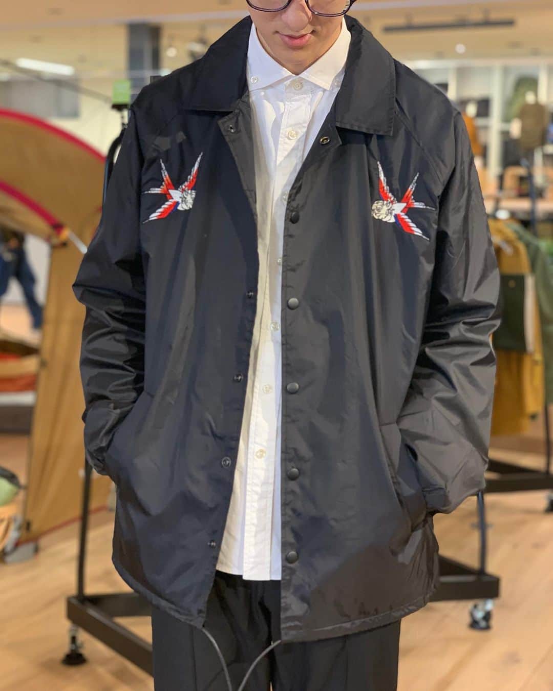 SUNDAY MOUNTAINさんのインスタグラム写真 - (SUNDAY MOUNTAINInstagram)「【AlexaderLeeChang アレキサンダーリーチャン ヨダドリコーチジャケット ！】 * インパクト大のコーチジャケット！  伝説の怪鳥“ヨダ鳥”が刺繍されたコーチジャケットです。 スナップボタンドローコードで調整可能です。 目をひくデザインが多いAlexaderLeeChang ！ 今後の展開も楽しみです^ ^ ■ブランド名：AlexaderLeeChang ■商品名：ヨダドリコーチジャケット ■商品型番：AC032002 ■カラー：グレー,ブラック ■サイズ： 2（着丈77cm 身幅61cm 裄丈91cm） 3（着丈79cm 身幅63cm 裄丈94cm） ■素材：ナイロン100％ 裏地／ポリエステル100％ * ■THE GATE by SUNDAY MOUNTAIN 営業時間 11:00〜19:00 (水曜定休) 福井県福井市定正町1216 TEL 0776-97-8848 * *  THEGATEbySUNDAYMOUNTAIN #アウトドア #キャンプ #パタゴニア #ノースフェイス #アークテリクス #ARCTERYX #northface  #福井 #アウトドアショップ #楽ちんコーデ #キャンプ着 #カジュアルコーデ #アウトドアコーデ #アウトドア女子 #andwander  #halocommodity #springfashion #バキーズショーツ #Patagonia #AlexaderLeeChang #アレキサンダーリーチャン #ヨダ」3月29日 14時34分 - sundaymountain