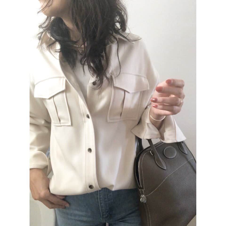 のインスタグラム：「2020.3.29 こんにちは☂️☀️ ・ 夫とのんびりまったり過ごす週末☕️ 今は、山下達郎の『サンデーソングブック』を聴いています📻 ・ 神奈川県に住む２人の息子も、読書でもして、おとなしくしていると信じたい…☺︎☺︎ ・ #いつかのコーデ と２月の上旬にたまたま出会ってしまった #hermes  バッグインバッグはバーキン30にもボリード31にもピッタリ👌👌 ・ ・ ＿＿＿＿＿＿＿＿＿＿＿＿＿＿＿＿＿＿＿ ・ ・  #シンプルコーデ#アラフィフコーデ#アラフィフ#着画#locari#ロカリ#plst#プラステ#エルメス#ボリード31#ボリード#ootd#outfit#fashion#coordinate#おしゃれさんと繋がりたい」