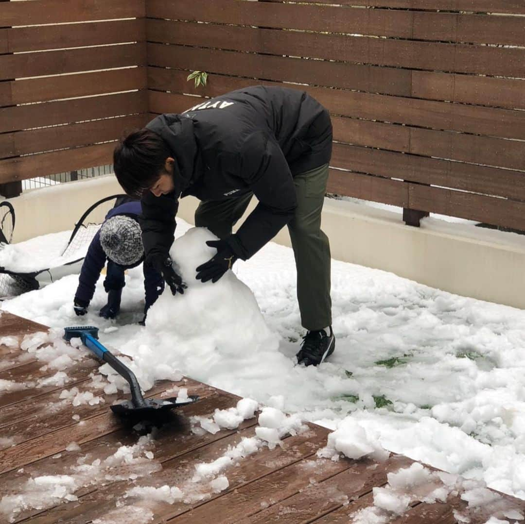 小林悠さんのインスタグラム写真 - (小林悠Instagram)「雪だるまつくり⛄️ すごい雪だったのでベランダに雪だるま☃️をつくりました😄  子供達も喜んでくれてよかった😊  雪だるまに使った🥕は今日の夜ご飯でしっかりと使います😋👌」3月29日 14時52分 - kobayashiyu11