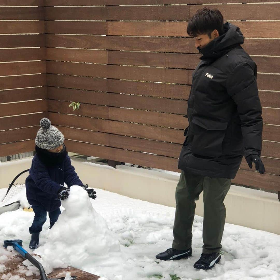 小林悠さんのインスタグラム写真 - (小林悠Instagram)「雪だるまつくり⛄️ すごい雪だったのでベランダに雪だるま☃️をつくりました😄  子供達も喜んでくれてよかった😊  雪だるまに使った🥕は今日の夜ご飯でしっかりと使います😋👌」3月29日 14時52分 - kobayashiyu11