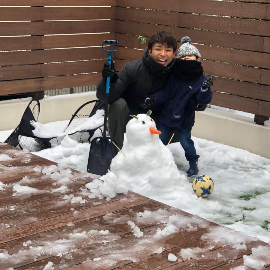 小林悠さんのインスタグラム写真 - (小林悠Instagram)「雪だるまつくり⛄️ すごい雪だったのでベランダに雪だるま☃️をつくりました😄  子供達も喜んでくれてよかった😊  雪だるまに使った🥕は今日の夜ご飯でしっかりと使います😋👌」3月29日 14時52分 - kobayashiyu11