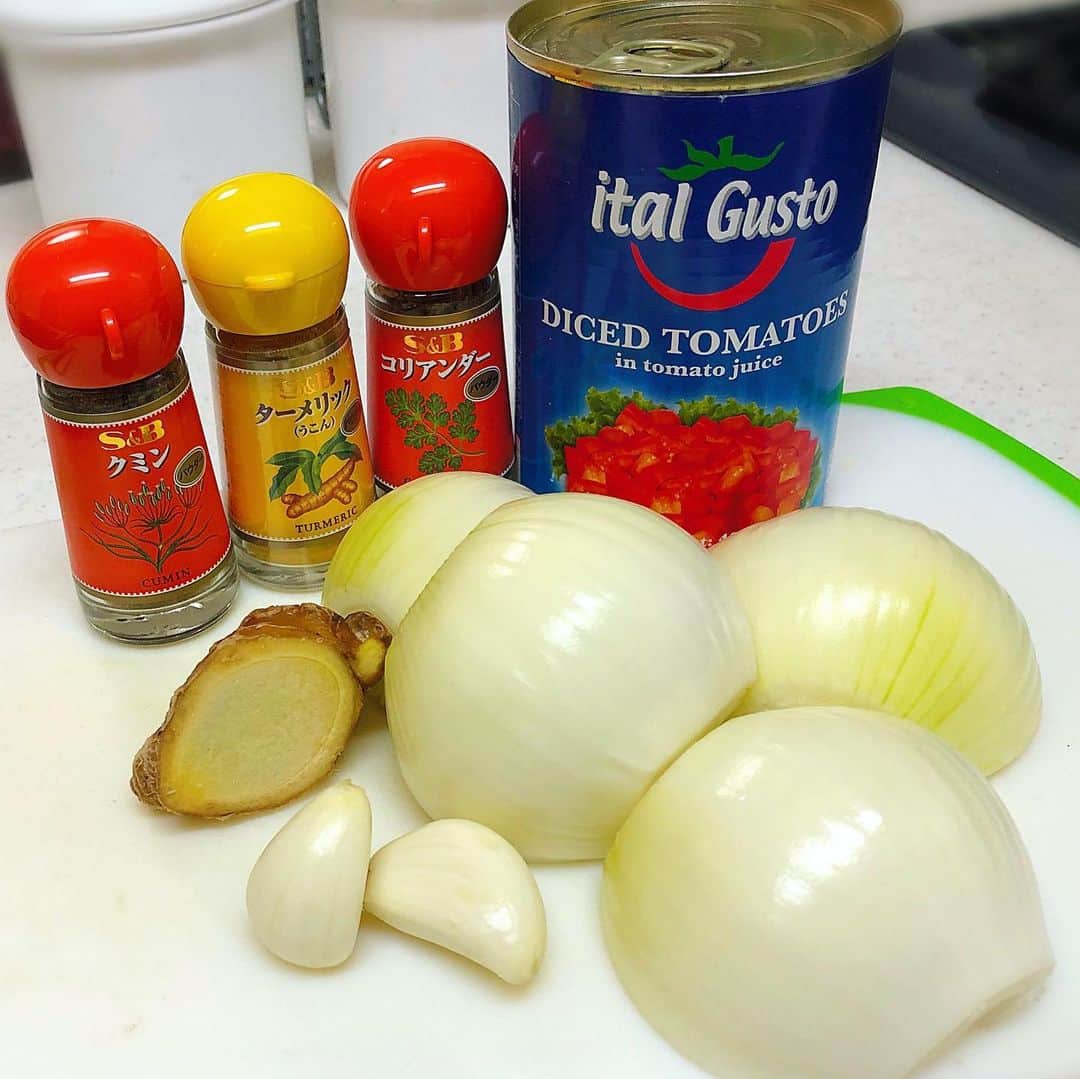 佐古真弓さんのインスタグラム写真 - (佐古真弓Instagram)「カレーの素、グレイビーを作ったよー。 玉ねぎ、生姜、ニンニクをみじん切りにして、 生姜とニンニクを香りが出るまで炒めた後に玉ねぎを加えてカレールーの色になるまでジリジリ炒める。 トマト缶を入れて水分飛ぶまで煮詰めたら、 ウコン、クミン、ターメリック、塩を各小さじ2杯入れて一分程弱火で炒めて。 出来上がり！！ 冷蔵庫なら1週間、冷凍なら１ヶ月保つので チキンカレーにしたりサバカレーにしたり。 #おうちカレー #グレイビー #カレーの素 #引きこもりキッチン #引きこもりレシピ #スパイスカレー #スパイスカレー作り #巣ごもり #巣ごもりレシピ #おうちこはん #麦とホップ #サッポロビール」3月29日 14時59分 - _sacomayumi_