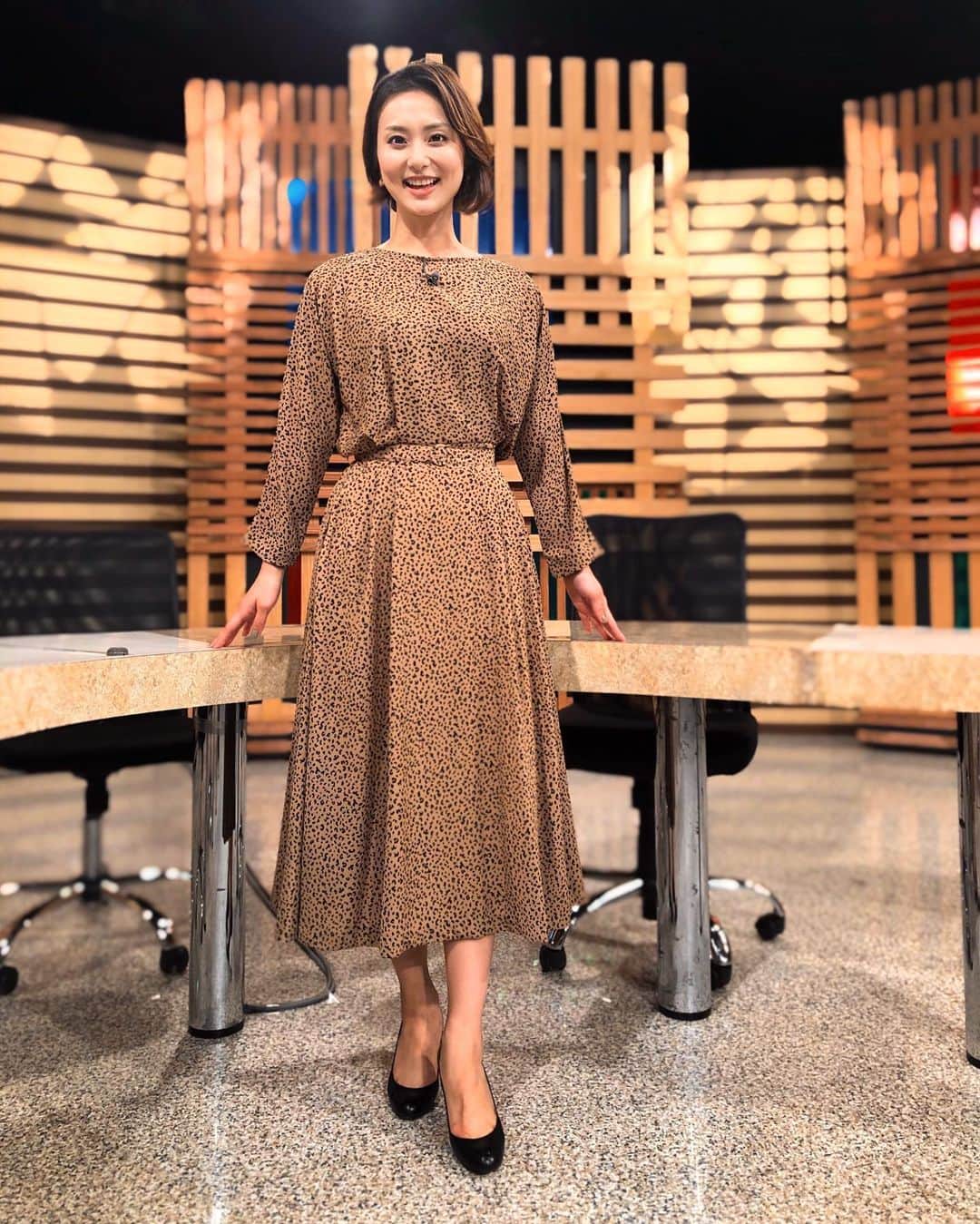 本間智恵さんのインスタグラム写真 - (本間智恵Instagram)「﻿ ﻿ こんにちは！﻿ 朝の雪にはびっくりしましたね…🙄﻿ こんなときはおうちでゆっくり、がいいですね。﻿ 18:00からは﻿ BS朝日「激論！クロスファイア」﻿ 今回は、新型コロナウイルスの影響で日本や世界の経済がどうなるのか、どう対策すべきなのか、経済の専門家にお聞きします。﻿ ﻿ MC﻿ 田原総一朗、本間智恵﻿ ゲスト﻿ 金子勝　立教大学大学院特任教授﻿ 吉崎達彦　双日総合研究所 チーフエコノミスト﻿ (敬称略)﻿ ﻿ #ootd﻿ #Dress... #PREFERIR﻿ #Earrings... #Ayu﻿ ﻿ レオパードだけど小さい柄だから派手すぎず、品良く着られるワンピース😉﻿ ﻿ #テレビ朝日 #アナウンサー #本間智恵 #激論クロスファイア #gekiron  #BS朝日 #衣装 #アナウンサー衣装 #ロングワンピース #レオパードワンピース #ボタニカルアクセサリー #ayu_accessory #春コーデ」3月29日 15時02分 - chiehonma