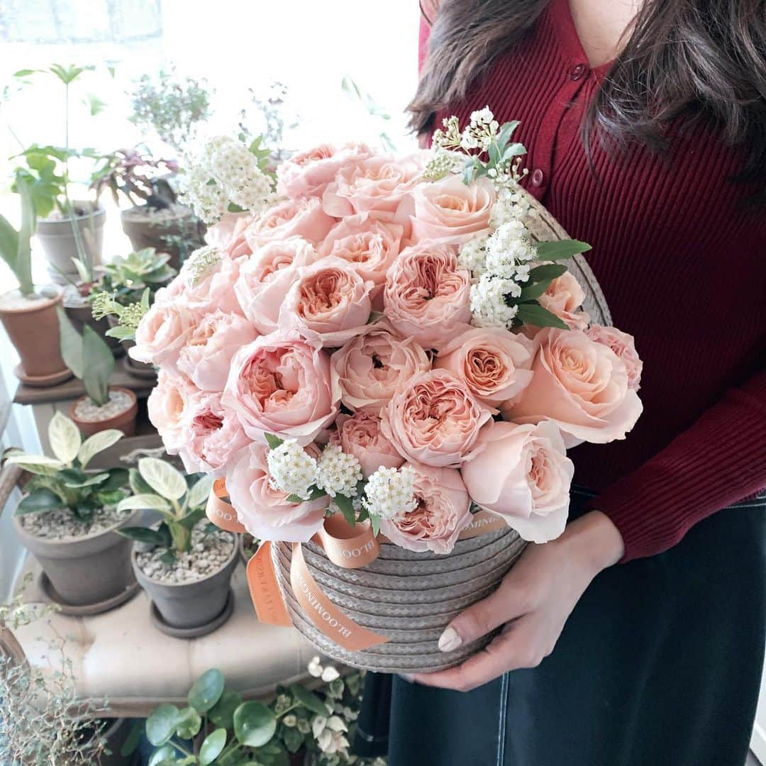 Florist.janeさんのインスタグラム写真 - (Florist.janeInstagram)「블스 햇박스 큰 사이즈 버전 🧡 기본 판매되는 사이즈보다 꽃이 더 추가되어 크게 제작되었습니다 🧡 참고 부탁드려요 🧡 #블스햇박스 . . . . . . . . ☝🏻플라워레슨에 대한 자세한 정보는 프로필 상단에 있는 블로그  참고 후 문의주세요 💕 ✌🏻해당 작품 주문/클래스문의 - janejoung310 카카오톡 (레슨중에는 전화 상담이 어렵습니다. 카카오톡 주시면 빠르게 상담 도와드리겠습니다) . 👌🏻상품 문의시 원하시는 작품 캡쳐후 문의주시면 빠르게 답변도와드리겠습니다💕 . . . . . . . . #블루밍스완 #꽃 #꽃스타그램 #일상 #데일리 #꽃집 #학동역꽃집 #논현동꽃집 #꽃선물 #꽃배달 #여자친구선물 #선물추천 #연예인서포트 #팬사인회 #팬미팅 #플로리스트 #플라워레슨 #블스어버이날  #강남꽃배달 #결혼기념일 #결혼10주년 #생일선물 #선물추천 #프로포즈 #flowers #hatbox #햇박스 #플라워박스 #선물스타그램 #일상스타그램」3月29日 15時06分 - jane.florist