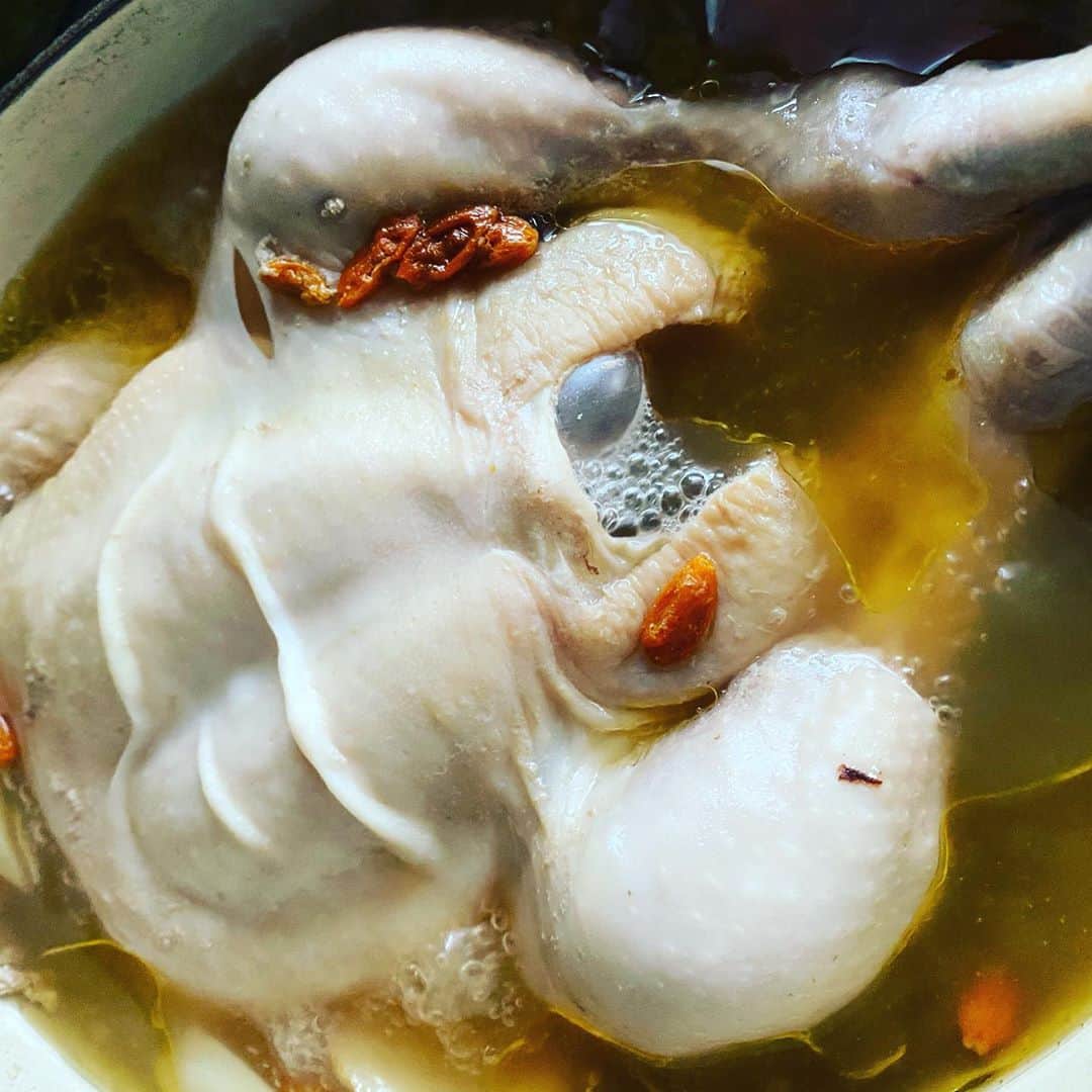 栗原心平さんのインスタグラム写真 - (栗原心平Instagram)「時間があるので鶏を煮ました。参鶏湯もどき。大好きなのでしばらくこれを食べ続けます。皆様健やかにお過ごし下さいねー。 #栗原心平 #shimpeikurihara #参鶏湯 #鶏肉料理」3月29日 15時10分 - shimpei_kurihara