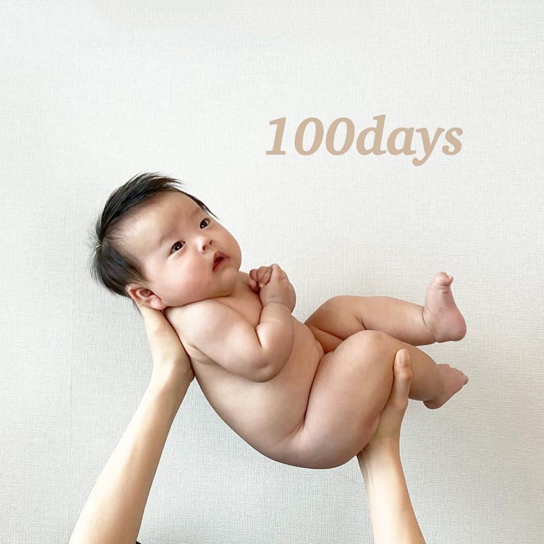 磯部奈央さんのインスタグラム写真 - (磯部奈央Instagram)「100days♡ . ちょっと前に、生後100日を迎えました👶🏻 . ヌード写真撮りました🙈笑 新生児の頃と比べたら、だいぶむちむちしてきたなぁ♡ 6kgを超えてきたので、この写真を撮る時も腕がぷるぷる…😂 . 足の指に力入ってるのがツボ🦶🏻笑 . . ここ最近の成長としては、ミルク飲むとき、手を広げて哺乳瓶に添える仕草をするようになったことかなー✨ もうしばらくしたら1人で哺乳瓶持っちゃうのかなー🍼 少し寂しいけどね🥺 . . すくすく元気に育ってくれて、私たちの１日１日を愛おしい時間にしてくれてありがとう♡ . お宮参りもお食い初めもしたんだけど、その投稿はまたゆっくり載せようと思います☺️ . . . #令和ベビー #令和元年ベビー #乳児 #赤ちゃん #babygirl #生後3ヶ月 #0歳 #新米ママ #新米ママと繋がりたい #赤ちゃんのいる暮らし #あかちゃんのいる生活 #ベビスタグラム #ママライフ #女の子ベビー #女の子ママ #親バカ部 #12月生まれ #成長記録 #育児記録 #娘 #生後100日 #100days」3月29日 15時18分 - nao_isobe729