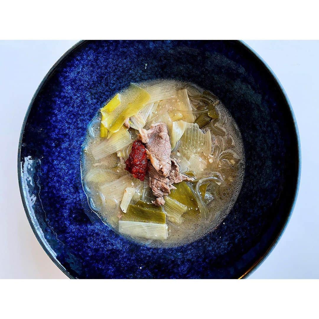 パク・ソルミさんのインスタグラム写真 - (パク・ソルミInstagram)「#파개장 을 나눠먹으려고 넉넉히 끓였다는 반가운 문자에 솥째 들고 달려가서 #togo 부침개도 아이,어른 나눠서 주시고 맛있는 #카레 도 담아주시고, 어른들  #다대기 따로 챙겨주시고, #당면 도 미리불려 싸주시고.. 얼른 돌아와 온가족 둘러앉아 얌얌 . . . 와~ 근데 진짜 엄지척👍 #thumbsup 우리동네 #맛집 잘먹었습니다  #백쌤💕 #백종원 저녁까지해결 #천사세요? #친정다녀온기분 #잘먹었습니다🙏」3月29日 15時31分 - park_solmi