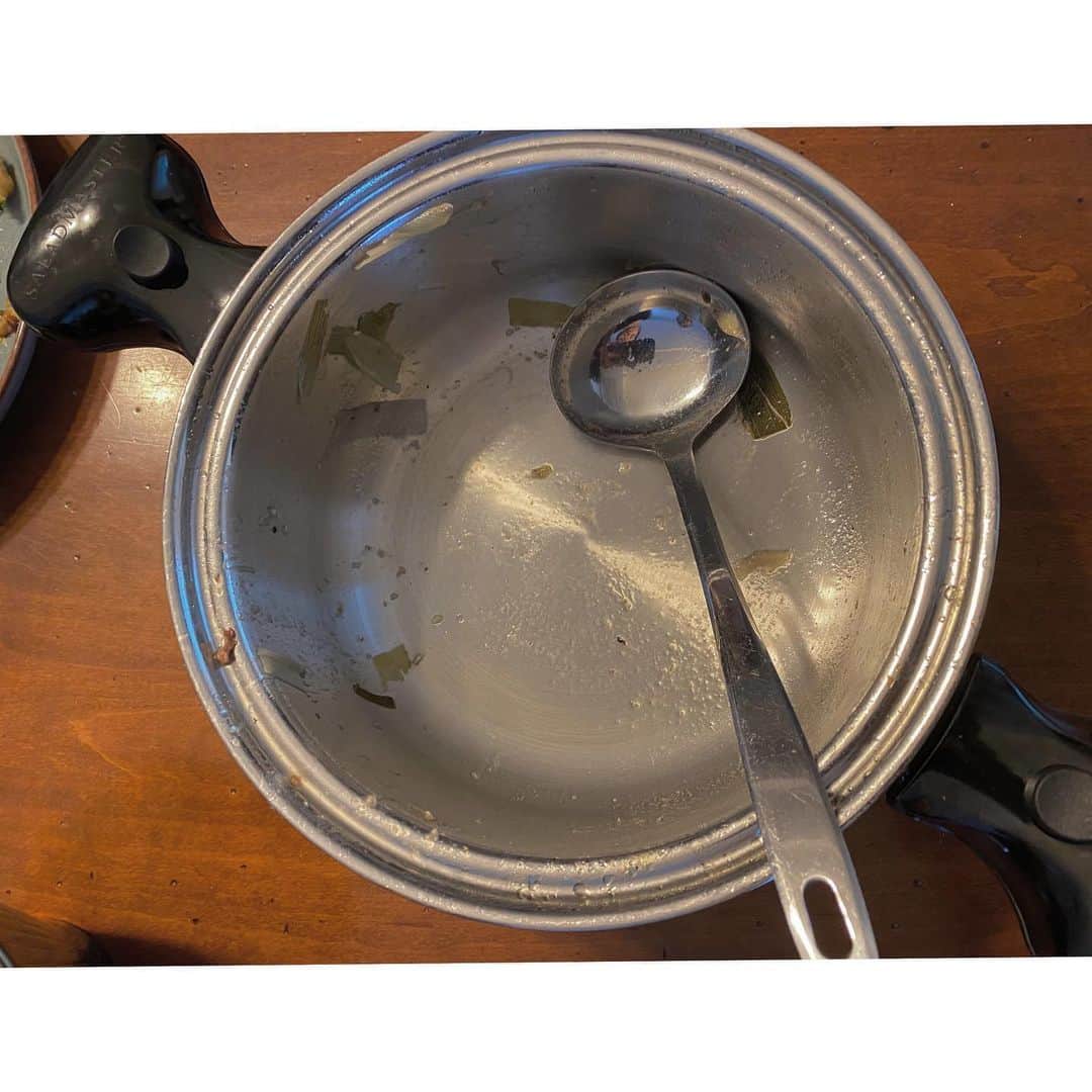 パク・ソルミさんのインスタグラム写真 - (パク・ソルミInstagram)「#파개장 을 나눠먹으려고 넉넉히 끓였다는 반가운 문자에 솥째 들고 달려가서 #togo 부침개도 아이,어른 나눠서 주시고 맛있는 #카레 도 담아주시고, 어른들  #다대기 따로 챙겨주시고, #당면 도 미리불려 싸주시고.. 얼른 돌아와 온가족 둘러앉아 얌얌 . . . 와~ 근데 진짜 엄지척👍 #thumbsup 우리동네 #맛집 잘먹었습니다  #백쌤💕 #백종원 저녁까지해결 #천사세요? #친정다녀온기분 #잘먹었습니다🙏」3月29日 15時31分 - park_solmi