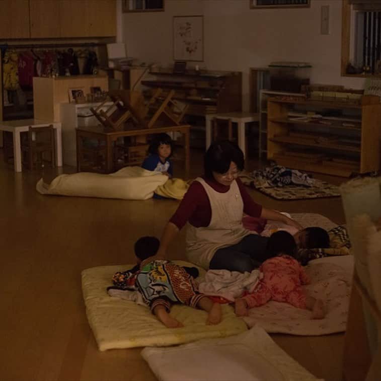 soarさんのインスタグラム写真 - (soarInstagram)「福岡県で長年夜間保育を続けてきた「どろんこ保育園」🐝🌼 大切にしているのは「ファミリー・ウェルビーイング」という考え方。 子どもの幸せだけでなく、その背後にある家族の幸せにも目を向ける姿勢が、さまざまな事情を抱える親や子どもの生活を支えてきました🏠 「この保育園はまるで“家族”みたい。夜の歓楽街をやさしく灯す『どろんこ保育園』という親子の居場所」 https://soar-world.com/2017/12/01/doronkohoikuen/ ・ ・ 「soar(ソアー)」は、人の持つ可能性が広がる瞬間を捉え、伝えていくメディアです🕊✨☘ https://soar-world.com/ ・ ・ #soar_world #どろんこ保育園 #夜間保育園 #子供 #家族 #教育 #社会的養護 #子育て #保育園 #共働き #ウェルビーイング #福岡 #認可保育園 #ホステス #水商売 #働き方 #公務員 #ひとり親 #モンテッソーリ #玄米和食 #幸せ #遠足 #母子生活支援施設 #居場所 #生活 #ファミリーホーム #モンテッソーリ教育」3月29日 15時25分 - soar_world