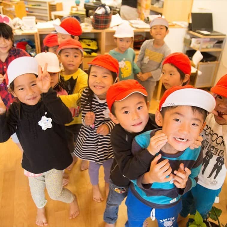 soarさんのインスタグラム写真 - (soarInstagram)「福岡県で長年夜間保育を続けてきた「どろんこ保育園」🐝🌼 大切にしているのは「ファミリー・ウェルビーイング」という考え方。 子どもの幸せだけでなく、その背後にある家族の幸せにも目を向ける姿勢が、さまざまな事情を抱える親や子どもの生活を支えてきました🏠 「この保育園はまるで“家族”みたい。夜の歓楽街をやさしく灯す『どろんこ保育園』という親子の居場所」 https://soar-world.com/2017/12/01/doronkohoikuen/ ・ ・ 「soar(ソアー)」は、人の持つ可能性が広がる瞬間を捉え、伝えていくメディアです🕊✨☘ https://soar-world.com/ ・ ・ #soar_world #どろんこ保育園 #夜間保育園 #子供 #家族 #教育 #社会的養護 #子育て #保育園 #共働き #ウェルビーイング #福岡 #認可保育園 #ホステス #水商売 #働き方 #公務員 #ひとり親 #モンテッソーリ #玄米和食 #幸せ #遠足 #母子生活支援施設 #居場所 #生活 #ファミリーホーム #モンテッソーリ教育」3月29日 15時25分 - soar_world