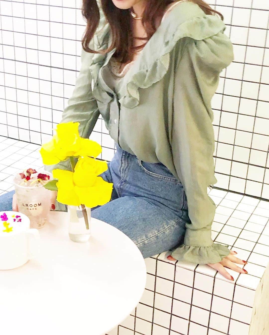 渡辺真実絵さんのインスタグラム写真 - (渡辺真実絵Instagram)「. . ひとつ前のPOSTのふく♡ @dreamsisterjane  たゆ〜んとした生地感と ぶりんぶりんなフリルが好き😍  この服見るとNYで脚を引きずりながら 歩いたの思い出す 😨😨😂」3月29日 15時41分 - mamu________________