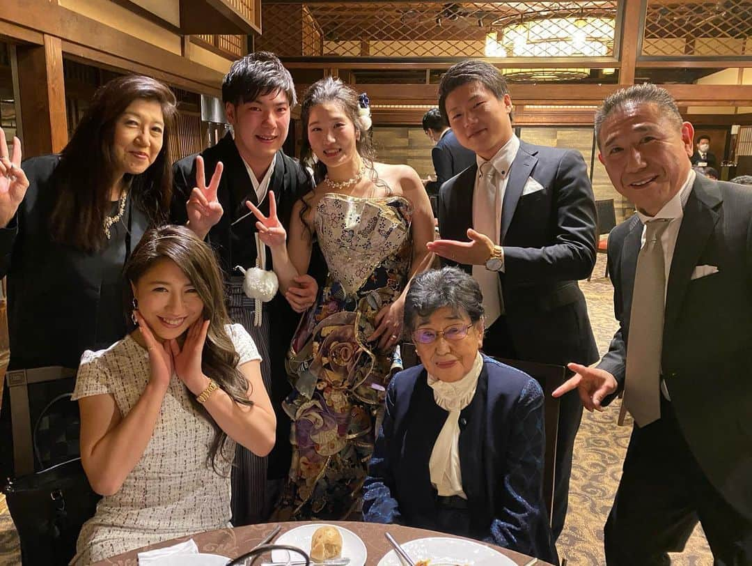 宮川杏奈さんのインスタグラム写真 - (宮川杏奈Instagram)「昨日は従姉妹の結婚式へ💒💕 コロナウイルスが怖い世の中なので新潟から 会場へ寄り道せずとんぼ返り日程で行ってきました🚗💦 . 『和』な感じがとても素敵な会場だった💕 私達はHawaiiからのPartyで和装とかなしだったから そういうのもいいなって思いました🏯 . 宮川家の親戚にも会えて嬉しかったし 少しの時間だったけど とっても楽しかったぁぁぁ😊❤️ . 写真がまだまだあるので後で載せます👍🏽 桑原&ともこ結婚おめでと‼️」3月29日 15時49分 - an1221na