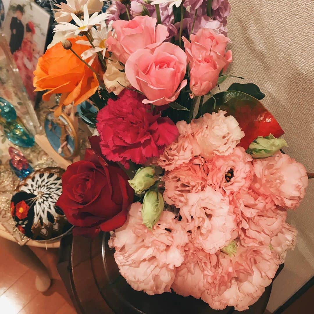石橋美希さんのインスタグラム写真 - (石橋美希Instagram)「一輪挿し用に春らしい淡いピンクの トルコキキョウを3本頼んだら、 立派な花束が出来上がっていました😳💐 トルコキキョウってスプレー咲きだったんですね😂  たまには自分用に花束もいいかなと思ったのですが、 あまりに華やかで可愛らしかったので 誰かに贈りたいと思い…  岩手の親と慕う方に届けに行きました☺️ とても喜んでくださってよかった👏 日頃の感謝を形にするのもいいものですね。  #トルコキキョウ #花言葉 #優美 #日頃の感謝を込めて  #花束 #花いっぱいプロジェクト  #花のある暮らし  #めんこいテレビ #アナウンサー #石橋美希」3月29日 15時43分 - miki_ishibashi_mit