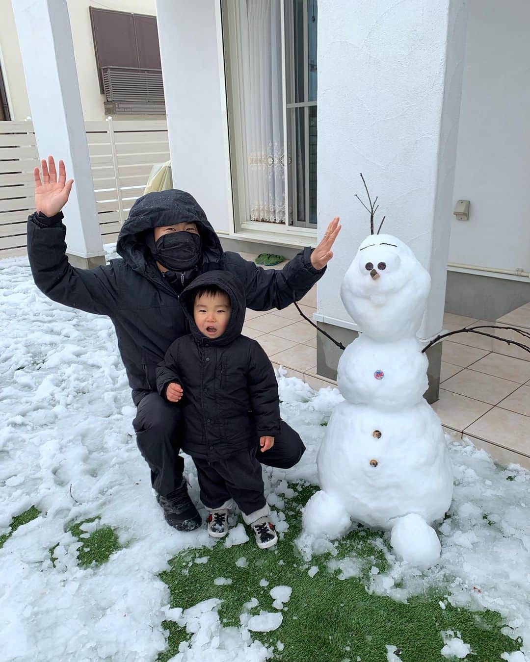 登里享平さんのインスタグラム写真 - (登里享平Instagram)「. 家族で雪遊びをしました❄️ 雪だるまに挑戦‼️ まぁオラフ作りがち！  次男は初の雪にびっくり‼️ 長男は寒かったのか途中で飽きる😂 妻はただただ職人並みに本気🤣  そして俺は顔、胴体、足になる雪の塊作りと 公園へ素材になりそうな落ちてる枝探し😱  オラフ完成後は家に入って アナと雪の女王を観ましたが 子供達はオラフが出る前にお昼寝しました😂  みなさんも雪が積もったら オラフを作ってはいかがでしょうか？  #雪遊び #オラフ #オラフチャレンジ #オラフ選手権」3月29日 15時44分 - noborizato_kyohei2