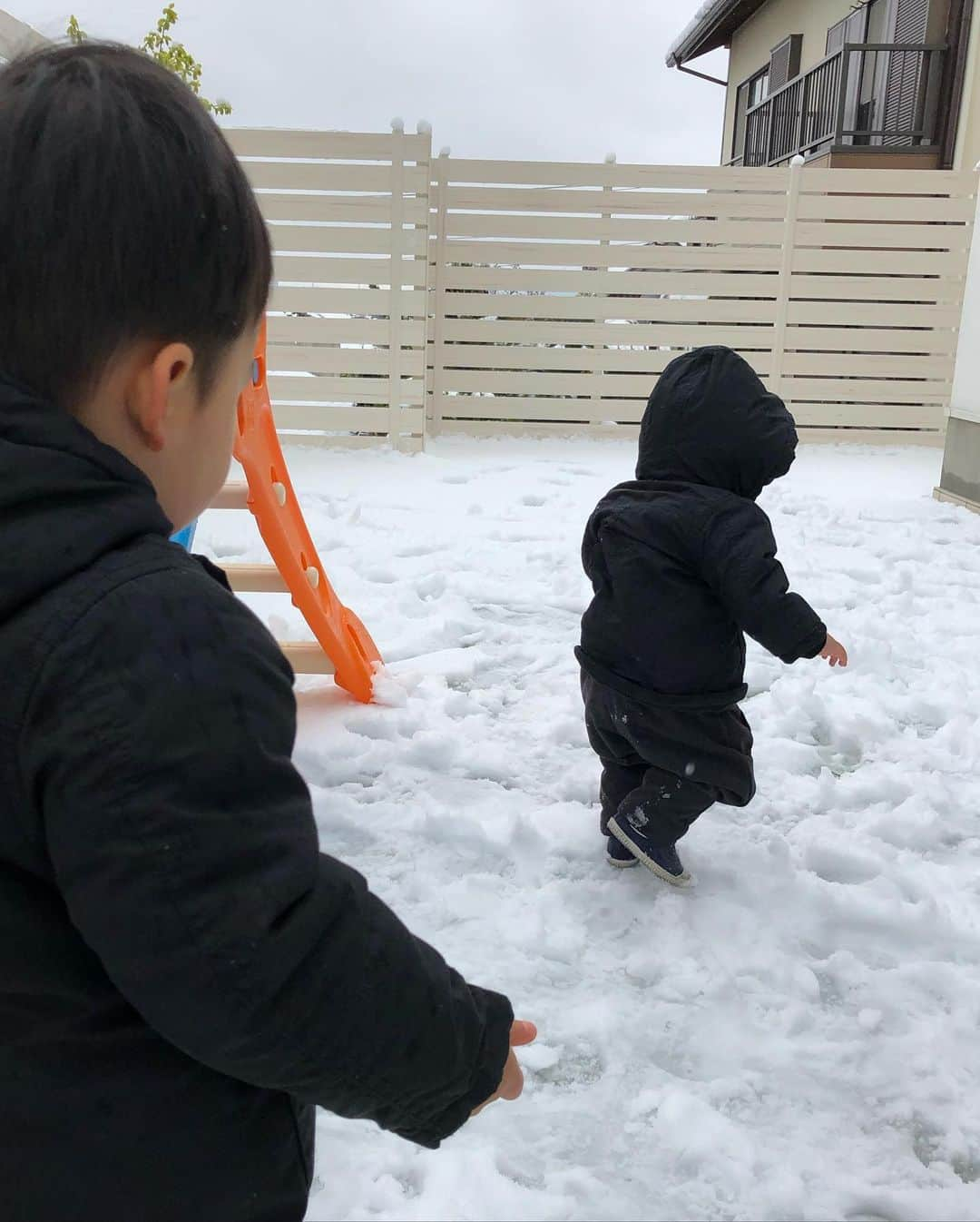 登里享平さんのインスタグラム写真 - (登里享平Instagram)「. 家族で雪遊びをしました❄️ 雪だるまに挑戦‼️ まぁオラフ作りがち！  次男は初の雪にびっくり‼️ 長男は寒かったのか途中で飽きる😂 妻はただただ職人並みに本気🤣  そして俺は顔、胴体、足になる雪の塊作りと 公園へ素材になりそうな落ちてる枝探し😱  オラフ完成後は家に入って アナと雪の女王を観ましたが 子供達はオラフが出る前にお昼寝しました😂  みなさんも雪が積もったら オラフを作ってはいかがでしょうか？  #雪遊び #オラフ #オラフチャレンジ #オラフ選手権」3月29日 15時44分 - noborizato_kyohei2