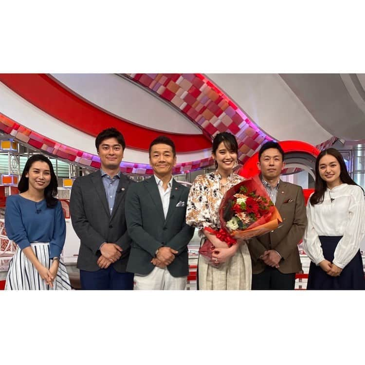 山崎紘菜さんのインスタグラム写真 - (山崎紘菜Instagram)「🌸 日テレ「Going! Sports&News」 1年間ありがとうございました！ この1年、土曜日のこの時間が 私にとってとても大切で特別な時間でした。 改めて、スポーツって本当に尊いです。 素晴らしいです。 携わる人も、体現するアスリートも本当に素晴らしい。 スポーツの持つ力の偉大さを この番組を通して改めて教えて頂きました。 卒業するのはとても寂しいけれど、 土曜日ファミリーの皆さん、そしてスタッフの皆さんが とても温かい言葉で送り出して下さったので 気持ちはとても晴れやかです☺️ 応援して下さったみなさんも 本当にありがとうございました😊 この番組に参加できたことを誇りに思います。 心からの感謝と愛をこめて。 #日テレ #Going!」3月29日 15時47分 - hirona_yamazaki