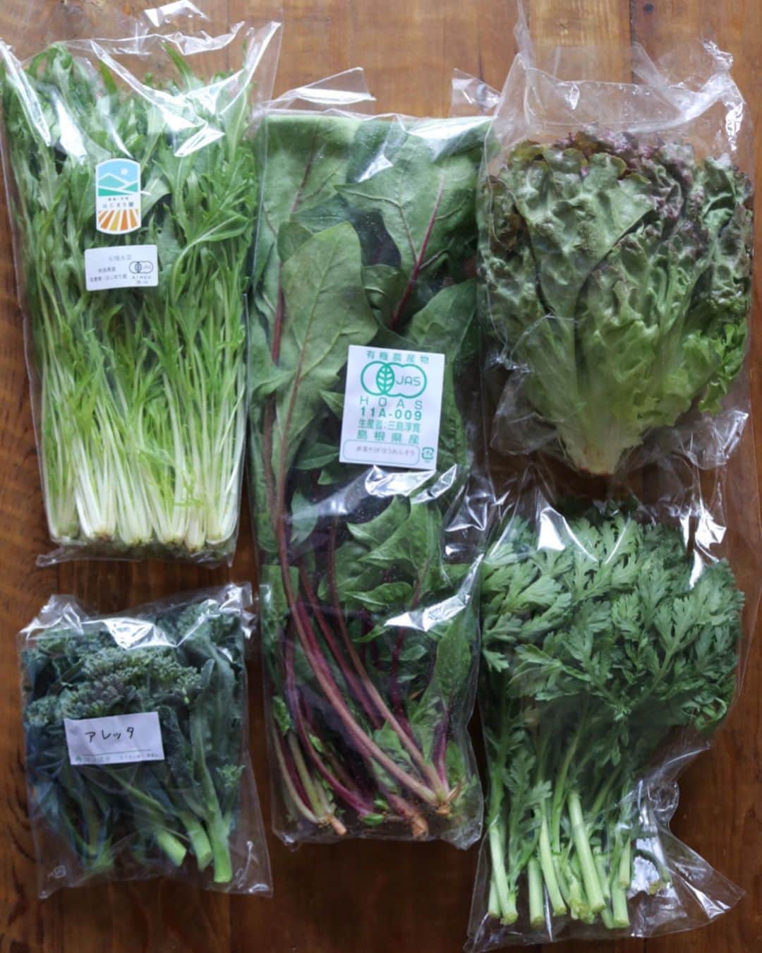 まいちくさんのインスタグラム写真 - (まいちくInstagram)「2020.3.29 ． ． Hello(｡>∀<｡)♡ ． ． 今日のお昼ごはんは焼うどん。 ． ． @sakanotochu さんから届いた新鮮なお野菜を使わせていただきました！ ． アレッタ（ブロッコリーとケールのハーフです) にんじん 新玉ねぎ 原木生シイタケ ． ． 化学合成農薬・肥料に頼らずに農家さん達が大切に育てられた野菜達。 ． 丁寧に梱包された野菜達を見るとそんな心遣いが温かくて巣篭もり生活の悶々とした気持ちをほっこりさせてくれます。 ． ． お腹いっぱいになった後は次女と断捨離＆掃除を。 大きいビニール袋3つ作れました。 年末にもだいぶ捨てたのに…😂 新生活に向けてスッキリ〜！✨ ． ． さ、おやつ食べたら夕飯作らなきゃ💦 ． ． 食べてばっかりの巣篭もり生活…😂🔨 ． ． ． ． ． #焼うどん#お昼ごはん#春野菜 #foodstagram#instafood  #delistagrammer#kurashiru  #locari#おうちごはん　 #igersjp#ellegourmet #ouchigohanlover  #マカロニメイト#ご飯でエールを #homecooking #japanesefood#foodlovers#foodie  #坂ノ途中のお野菜 #やさいはいきもの」3月29日 15時50分 - maichiku3