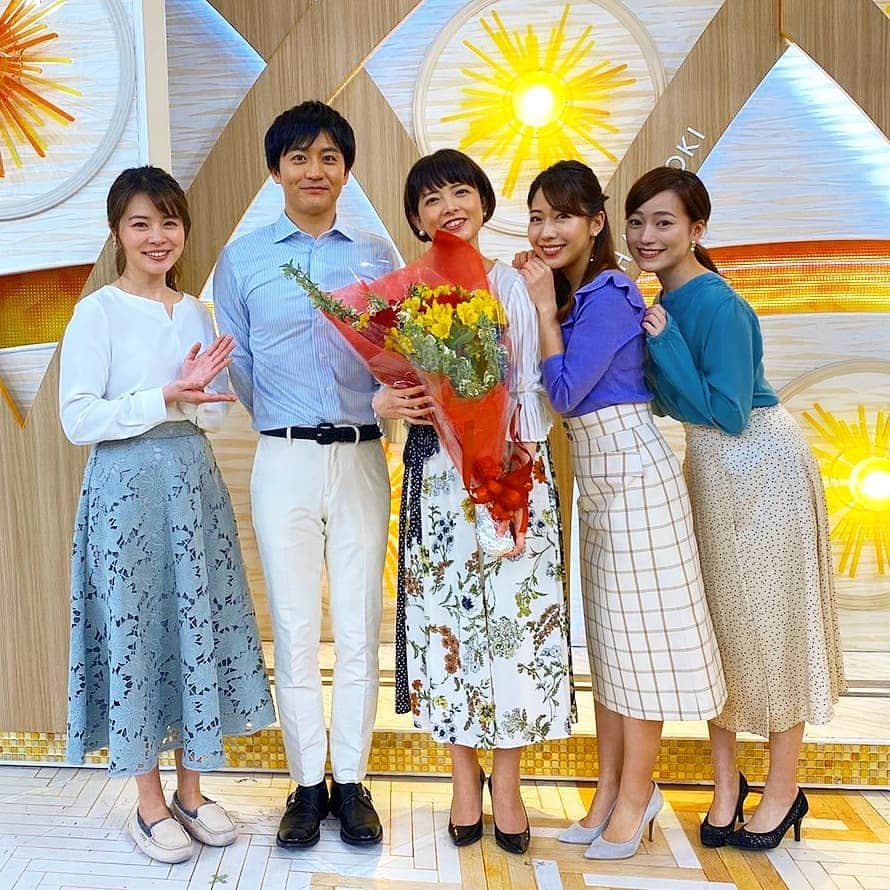 TBS「はやドキ！」さんのインスタグラム写真 - (TBS「はやドキ！」Instagram)「尾崎さんが﻿ はやドキを卒業されました💐﻿ ﻿ ﻿ 毎日、明るく優しくわかりやすく﻿ お天気を伝えてくださいました。﻿ ﻿ ﻿ 私は新人の頃からお世話になりっぱなしでした。﻿ 元気がない時は尾崎さんにはすぐわかってしまい、﻿ 温かい言葉をたくさんかけて頂きました😊 ﻿ ﻿ 放送ギリギリまで準備をして﻿ 番組のために色々なアイディアを出してくださり﻿ 本当にプロフェッショナルな方だなと思っています。﻿ ﻿ ﻿ 尾崎さん、本当にありがとうございました✨﻿ ﻿ ﻿ 皆川﻿  #尾崎朋美 #気象予報士 #ご卒業 #はやドキ #小野寺結衣 #金井憧れ #山本匠晃 #皆川玲奈 #アナウンサー #tbs」3月29日 15時54分 - tbs_hayadoki