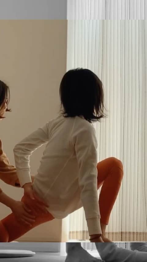 のインスタグラム：「. . ヨガインストラクターの妹 @hanami29da_yoga 指導の元 #お家ヨガ の様子を長めの動画で🎥 . ヨガを続けて 抱っこや子どもと一緒に寝る時の寝相 で痛めてた肩周りの調子が 良い日が増えてきました。 スラックラインの前後の体 メンテナンスや体幹を意識するのにも 良い効果あると思います！！ . 満足に外出できなくても お家でリフレッシュ＆トレーニング . . #slackline #スラックライン #ヨガ #yoga #slacklife #homeyoga #family #sister #姉妹 #体幹トレーニング #バランス #ママアスリート #女の子ママ #子育て #子育てママ」