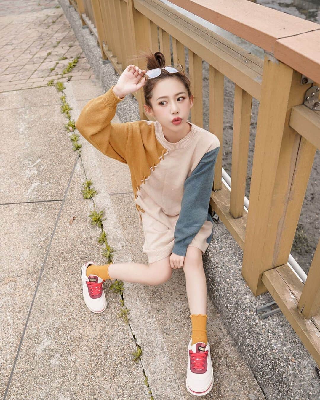 紀卜心さんのインスタグラム写真 - (紀卜心Instagram)「衣服配色跟欄杆很搭🤣🧡﻿ ﻿ Top @c.l.a.style ﻿ Shoes @puma」3月29日 16時05分 - eatzzz7