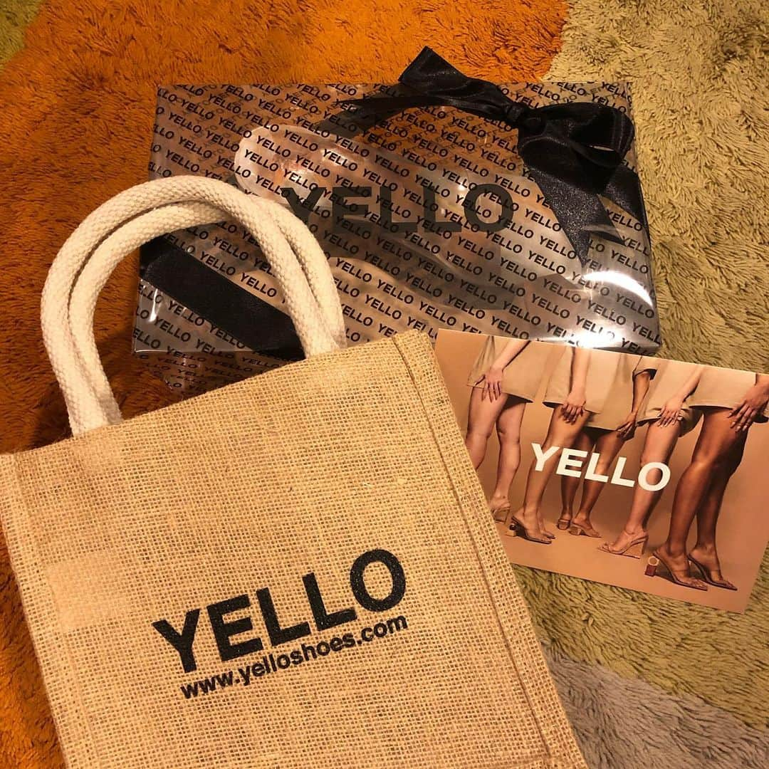 田中律子さんのインスタグラム写真 - (田中律子Instagram)「沖縄の家の中でも、　@yelloshoes_official  yelloのぺたんこサンダル💛 足のこうがだいぶ日焼けしてまいりました🤣 あやちゃん　@ayastella_  がデザインするサンダルはホントに女子力アップさせてくれます💛 あやちゃんいつも素敵な靴をありがとー🙏ガシガシはきます❗️ この鳥みたいに、早く自由な生活に戻りますように😌  ネットで購入できます👡 @yelloshoes_official  のトップページから見てね💛  #yello  #yelloshoes  #らくちんサンダル #でも女子は忘れない  #家スリッパにも #大活躍 #beachlife🌴  #beachlifestyle  #mysweethome  #海のある暮らし」3月29日 16時16分 - ri2kotanaka