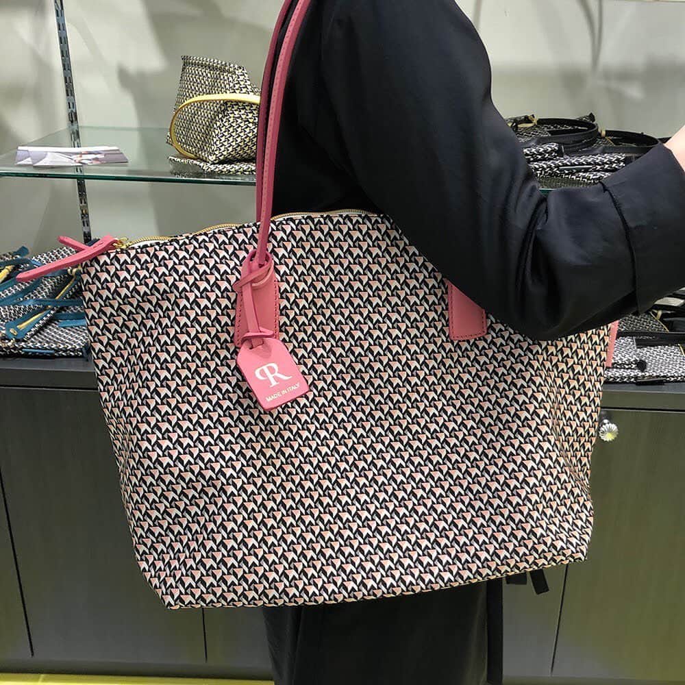 daimarusapporoさんのインスタグラム写真 - (daimarusapporoInstagram)「【デイリーに使ってほしい〈ロベルタピエリ〉のバッグ✨】 . 先日2階にオープンした〈ペレテリア ヒットマン〉はイタリア、スペイン発、永く愛用できる質の良い"Pelletteria"(シューズ・バッグ・雑貨)をセレクトした、大人の女性のためのニューコンセプトショップ✨ . 今回は〈ロベルタピエリ〉のナイロンバッグをご紹介します！ . こちらのバッグはとても軽くて丈夫、撥水性のナイロン素材なので 雨にぬれてもタオルで拭き取るだけでOKです。 色々なサイズ・カラーがありますが春らしい「レモン」「ピンク」をチョイス！ . レモンカラーの小さめバッグ(写真1枚目)はマチが広く、トートにもショルダーにもできる2Wayタイプ。 長財布も余裕で入っちゃうサイズです❤️ . ピンクのバッグ(写真3枚目)はA4サイズの書類やノートPC、タブレットも入る大きめサイズです❤️ . 内ポケット(写真2・4枚目)の赤いふちも可愛らしいですよね😊 . インパクトある柄はファッションのアクセントにもなりそうです。 丈夫で軽く実用的なので長くお使いいただけます。 . ほかにも様々なタイプ(写真5枚目)があるのでお気に入りを見つけてくださいね💕 . #ロベルタピエリ #ペレテリアヒットマン #バッグ #トートバッグ #ショルダーバッグ #デザイン #ナイロンバッグ #大丸札幌」3月29日 16時08分 - daimarusapporo