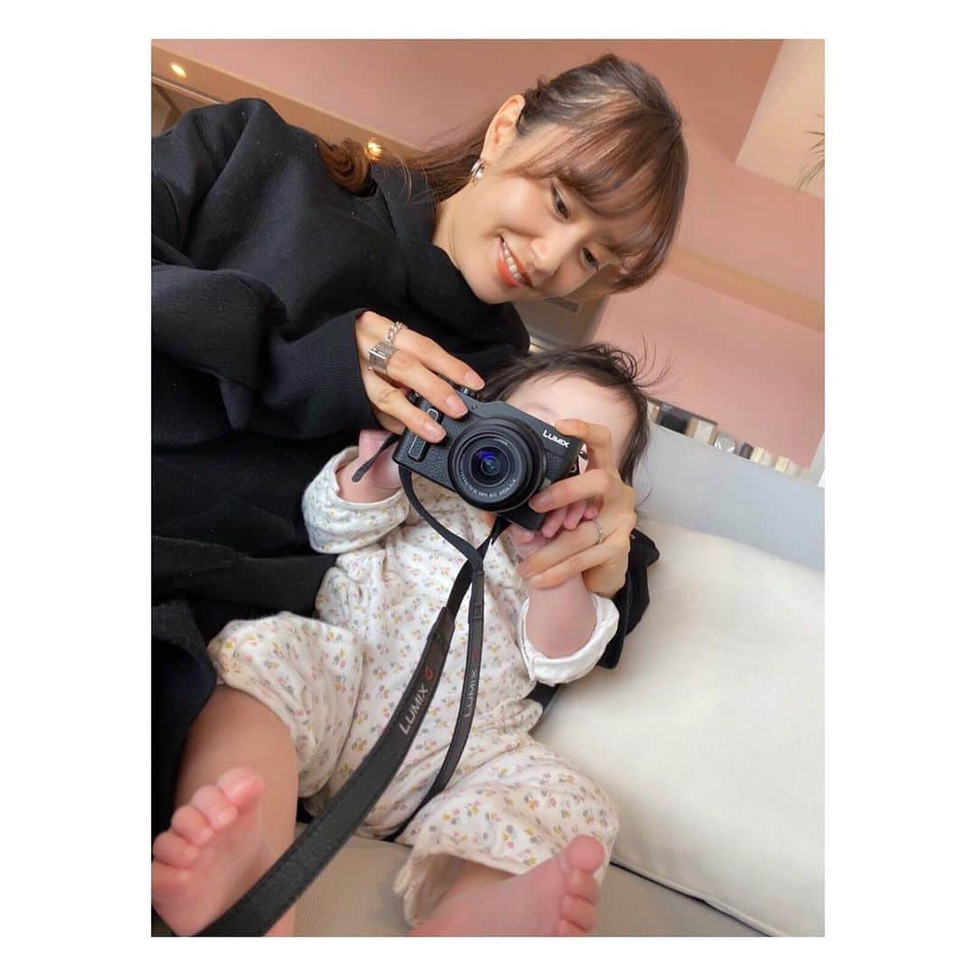 菊井彰子さんのインスタグラム写真 - (菊井彰子Instagram)「何でも触りたい、口に入れたい♩ 興味津々📸 #生後7ヶ月  #女の子ベビー  #女の子コーデ  #女のコママ  #7monthsbaby  #赤ちゃんのいる暮らし  #赤ちゃんのいる生活  #ままのて #おうちじかん #赤ちゃんとママ #新米ママ  #ママスタ  #ママスタイル  #女の子ママ #女の子のママ #ママライフ  #ママさんと繋がりたい  #ママ友募集 #ママリ #ママライフ #ママ #ママタス #mamagirl #ママガール」3月29日 16時10分 - yanakiku_kiku